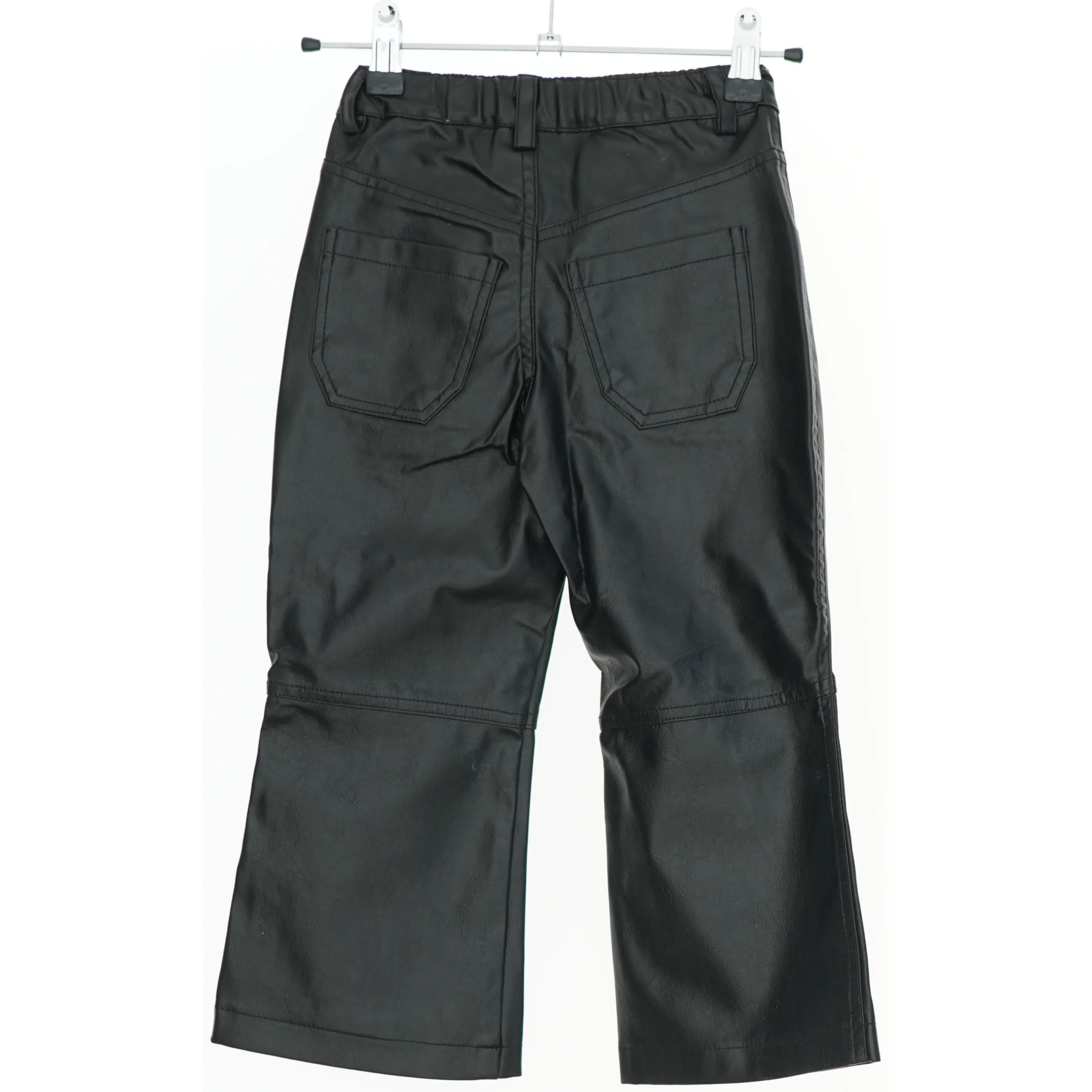 Børnebukser i sort kunstlæder fra Steffens (str. 104)