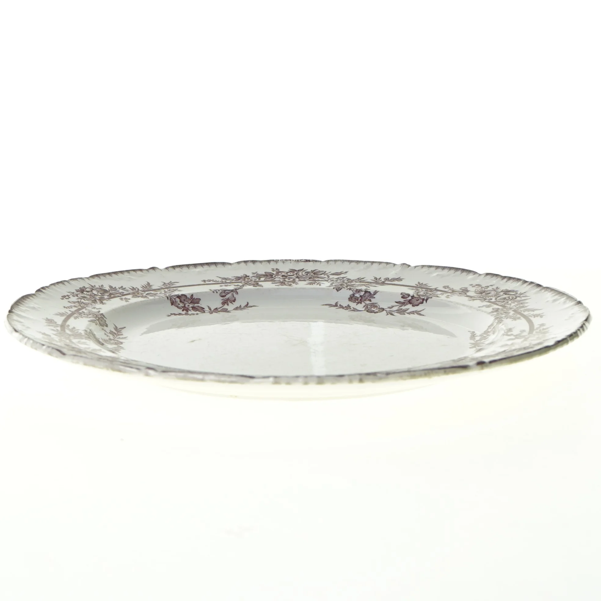 Gammel tallerken fra E. Bourgeois. Diameter 26 cm.