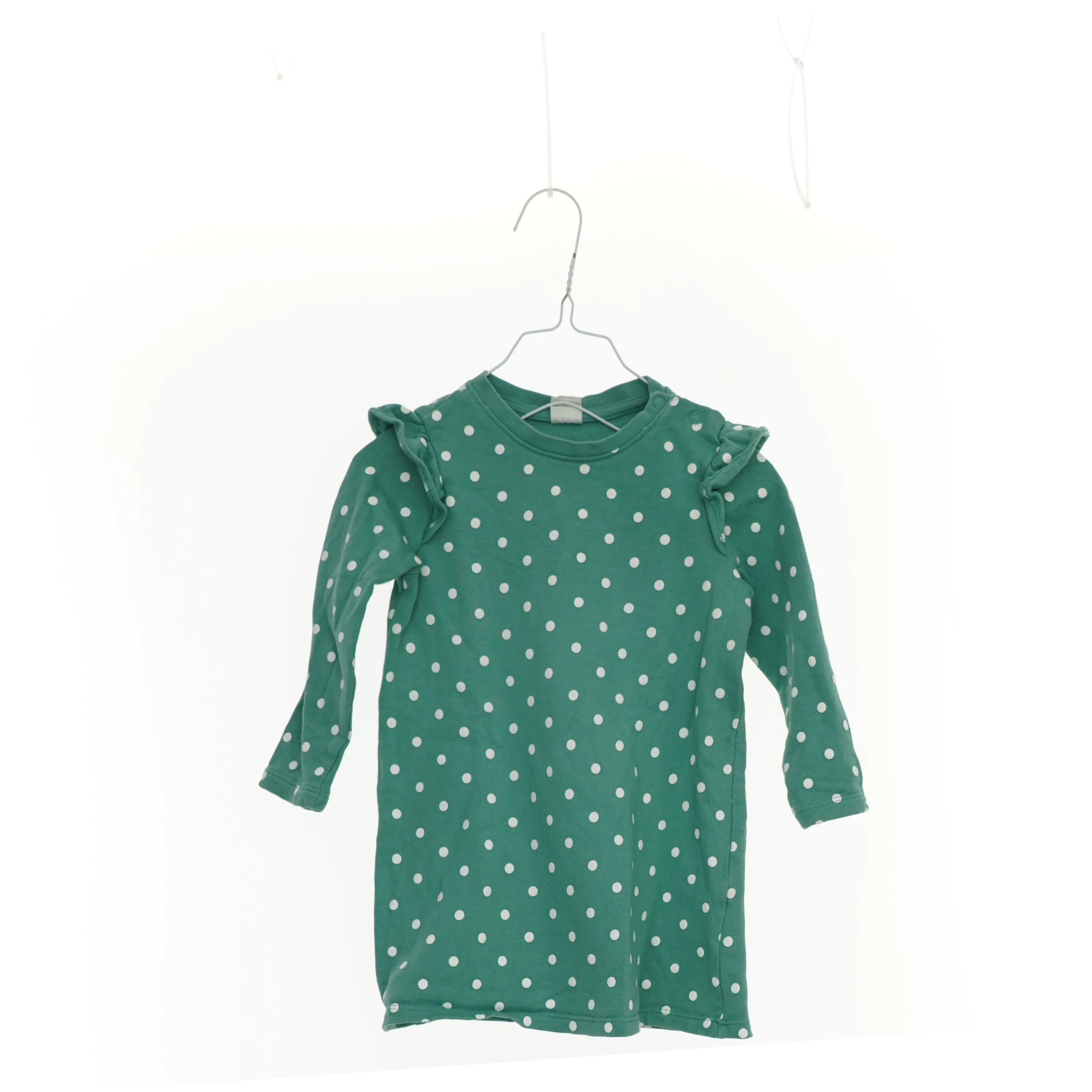 Grøn prikket kjole med længe ærmer og flæser, H&M (str. 92)