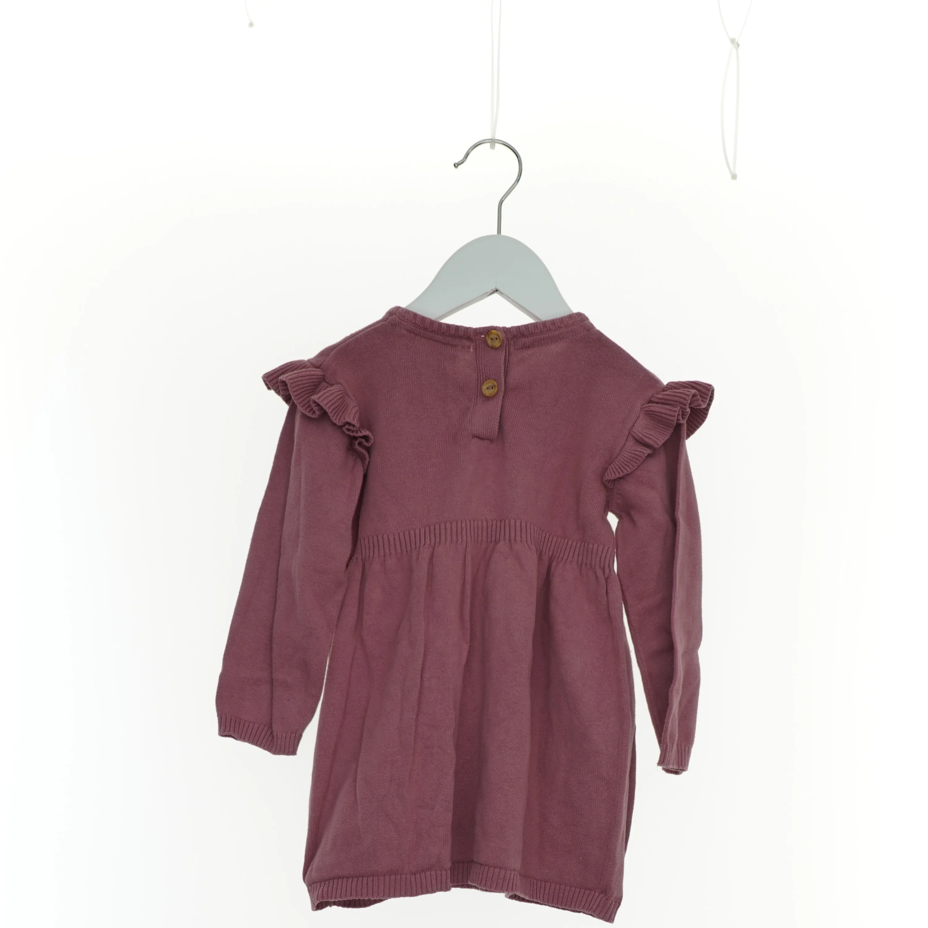 Kjole, gammelrosa med hjerter og flæser på skuldrene. Ergee (str. 86)