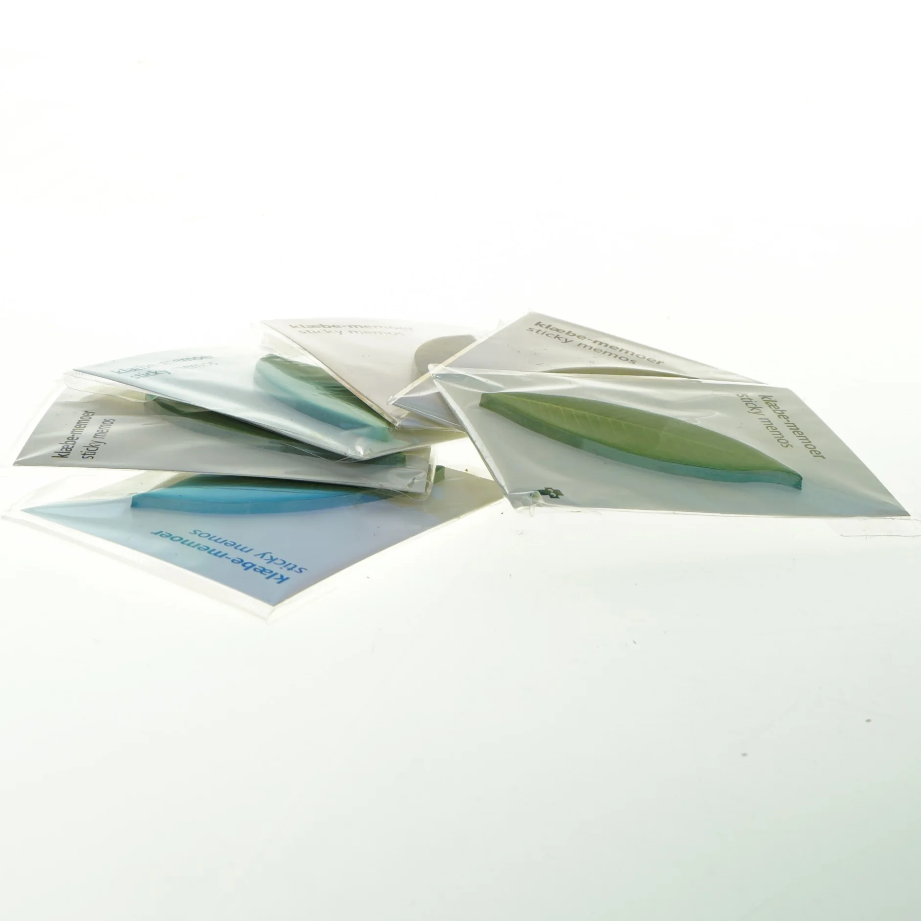 Seks pakker selvklæbende memoer (post-it notes) med bladmotiv (10 cm)