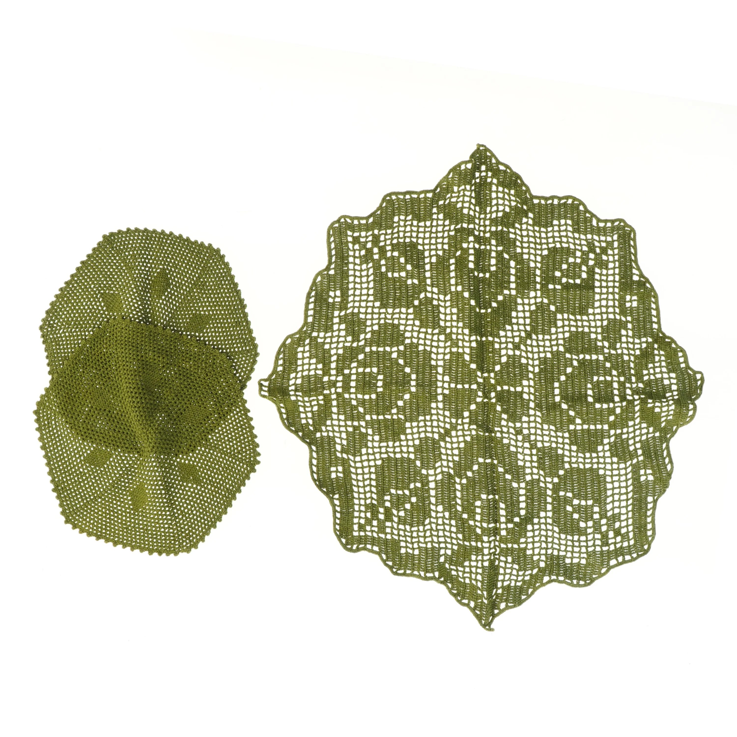 Hæklede grønne duge og flakoner (str. 68x62 og 32x29 cm)