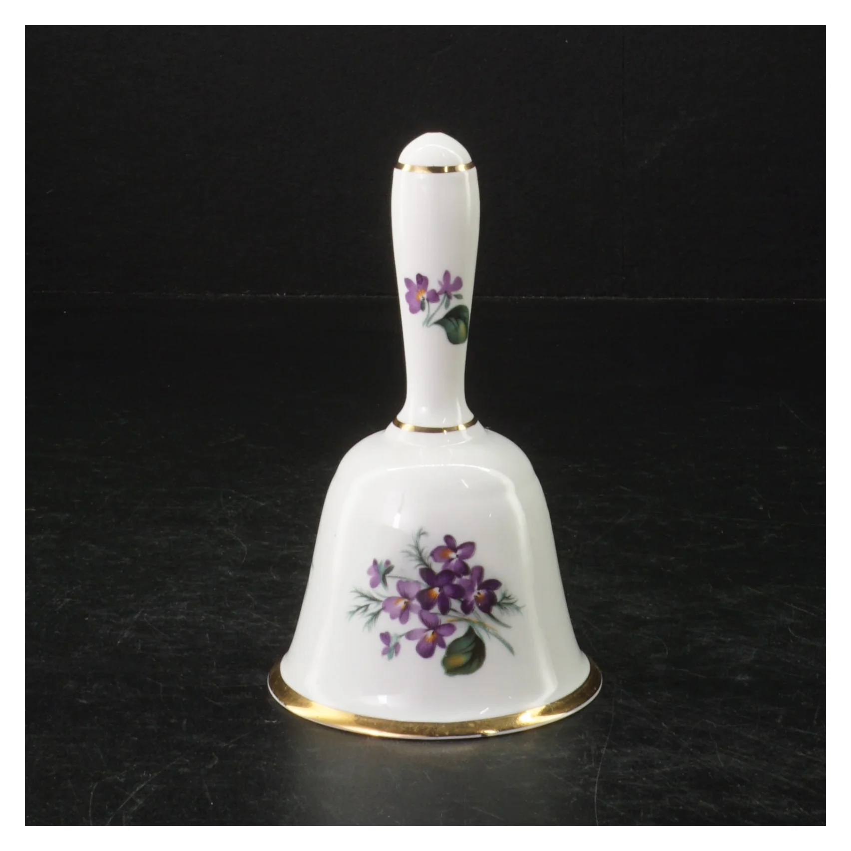 Porcelænsklokke med violmotiv fra Countess