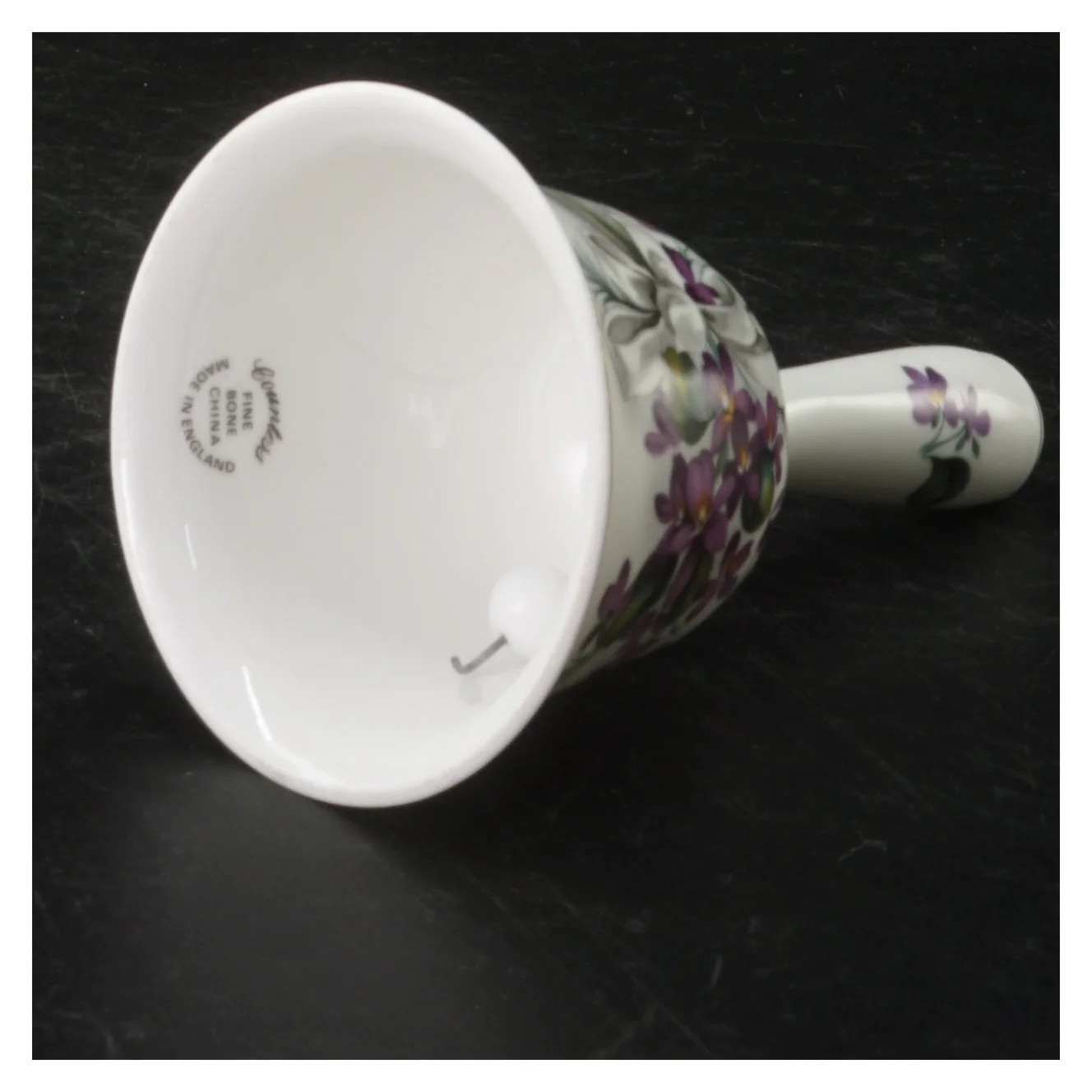 Porcelænsklokke med violmotiv fra Countess