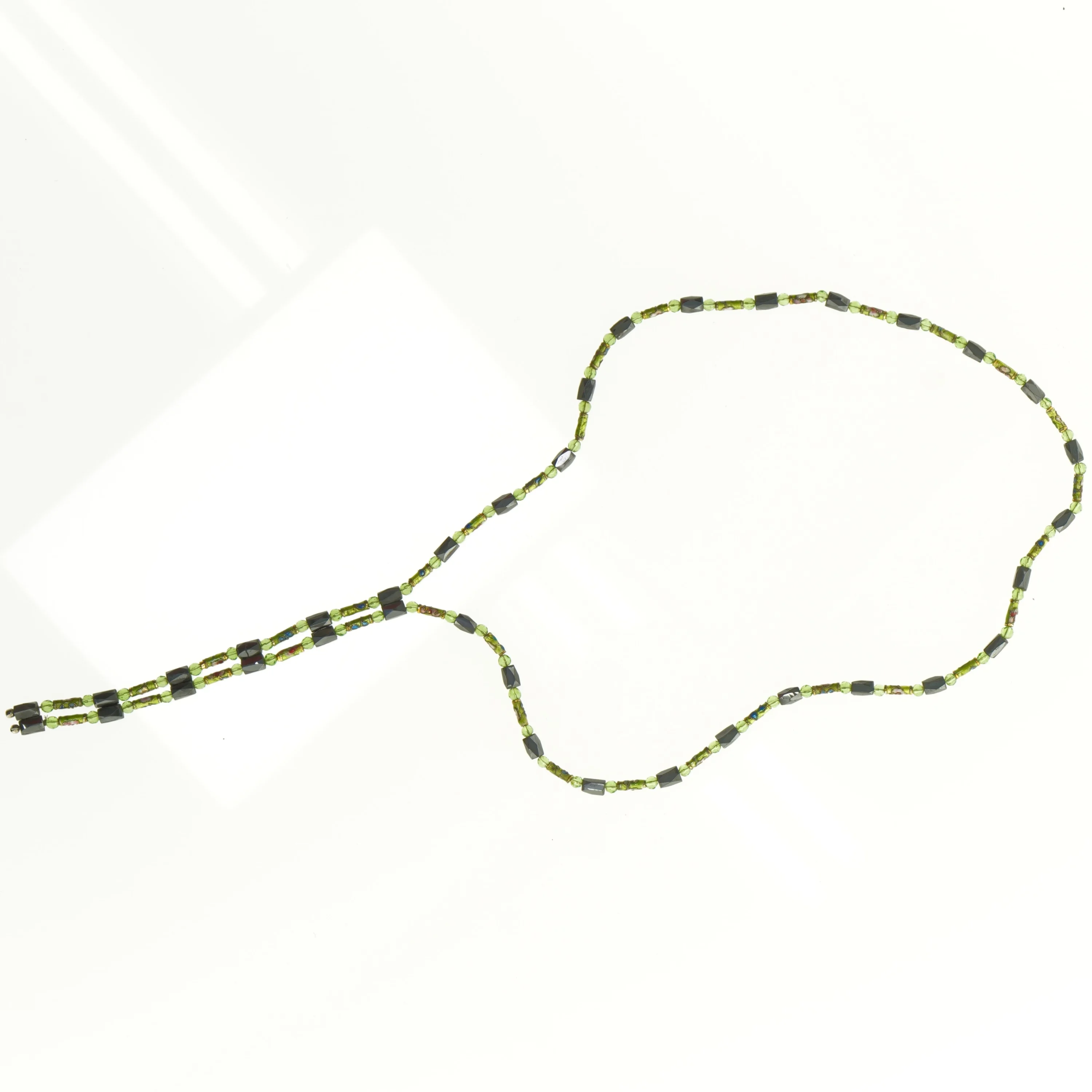 Magnetsmykke med grønne perler