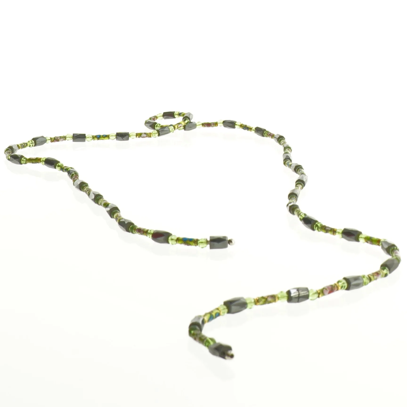 Magnetsmykke med grønne perler