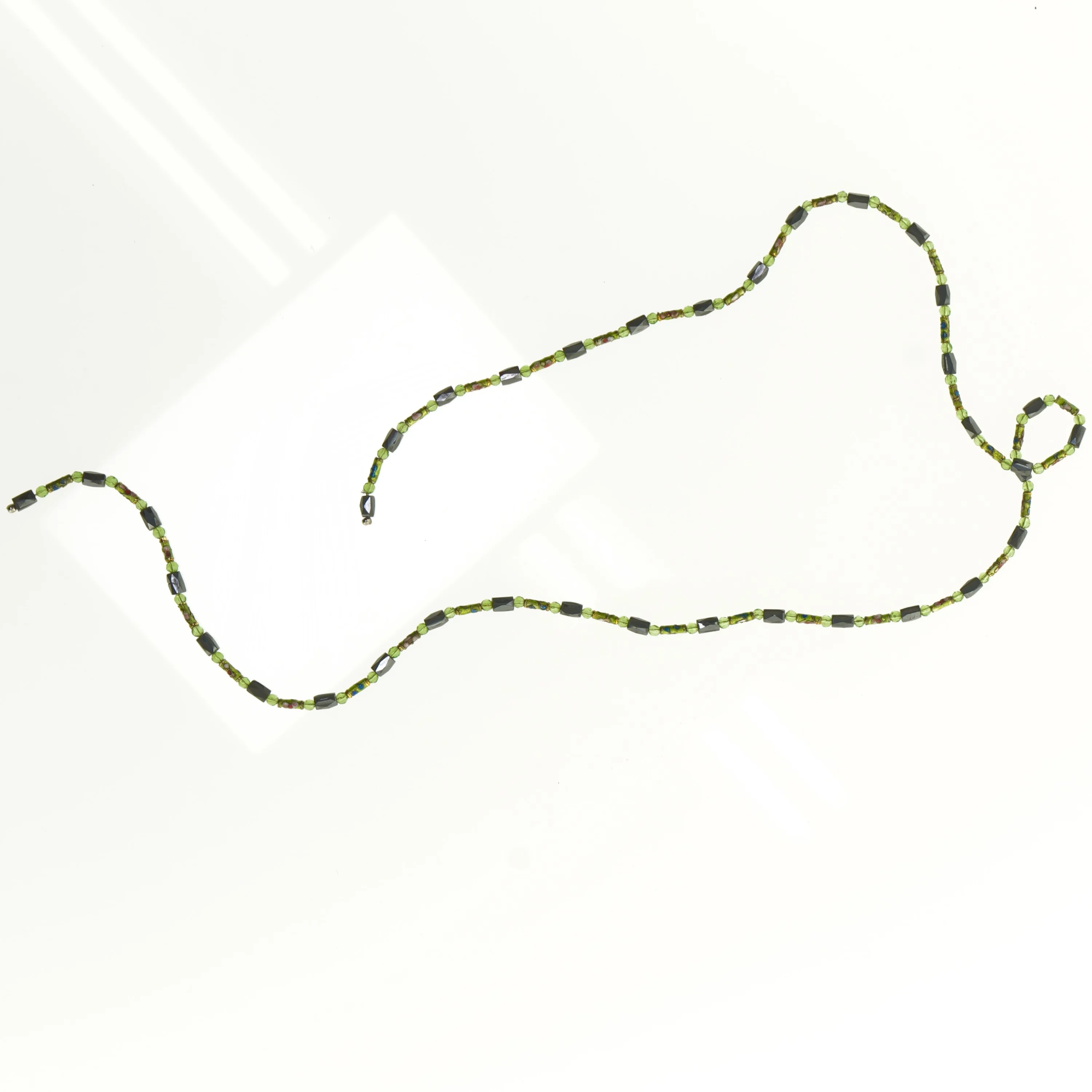 Magnetsmykke med grønne perler