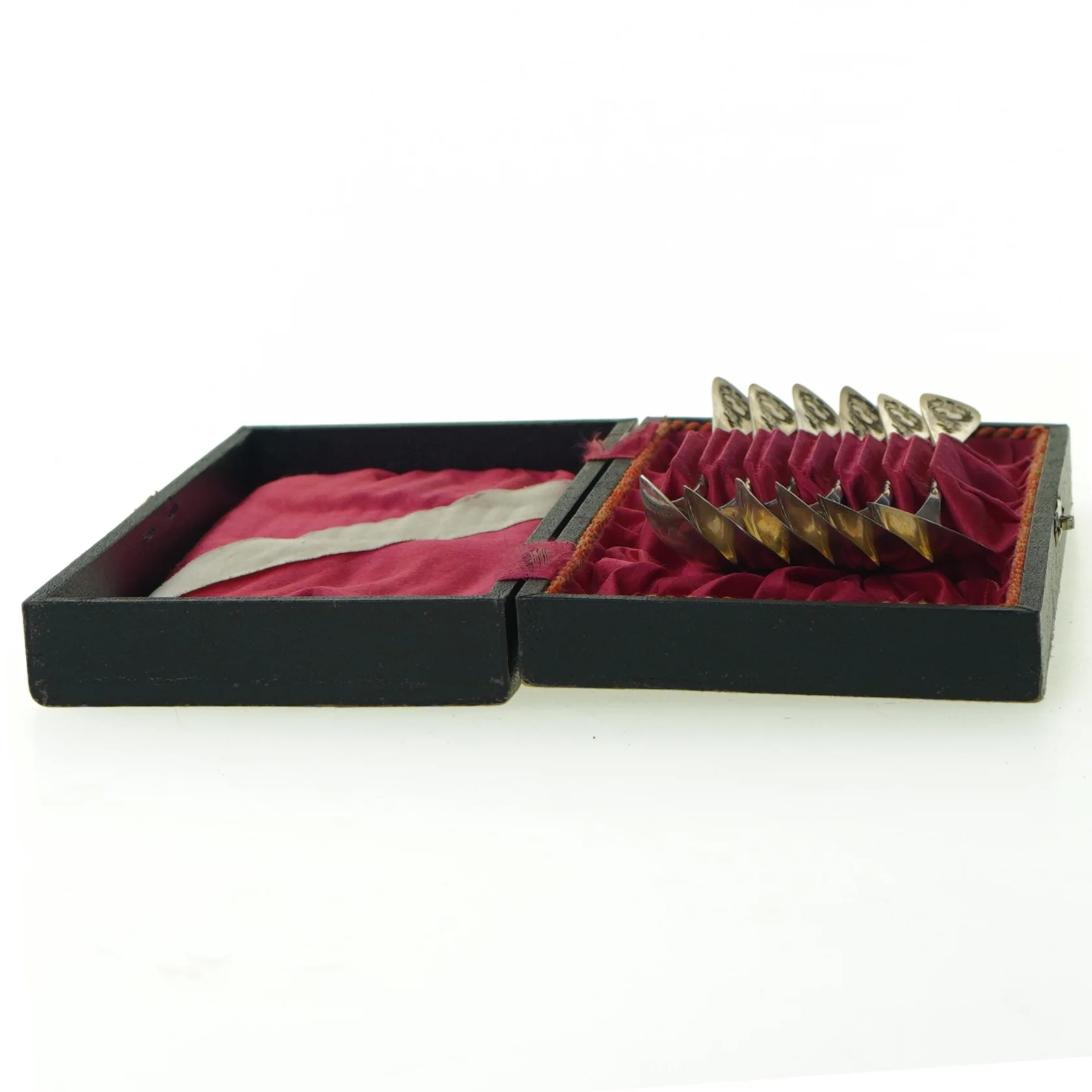 6 teskeer dateret 1898, i fin æske, indgraveret mønster på skaftet. (Æske 17 x 9 cm.)