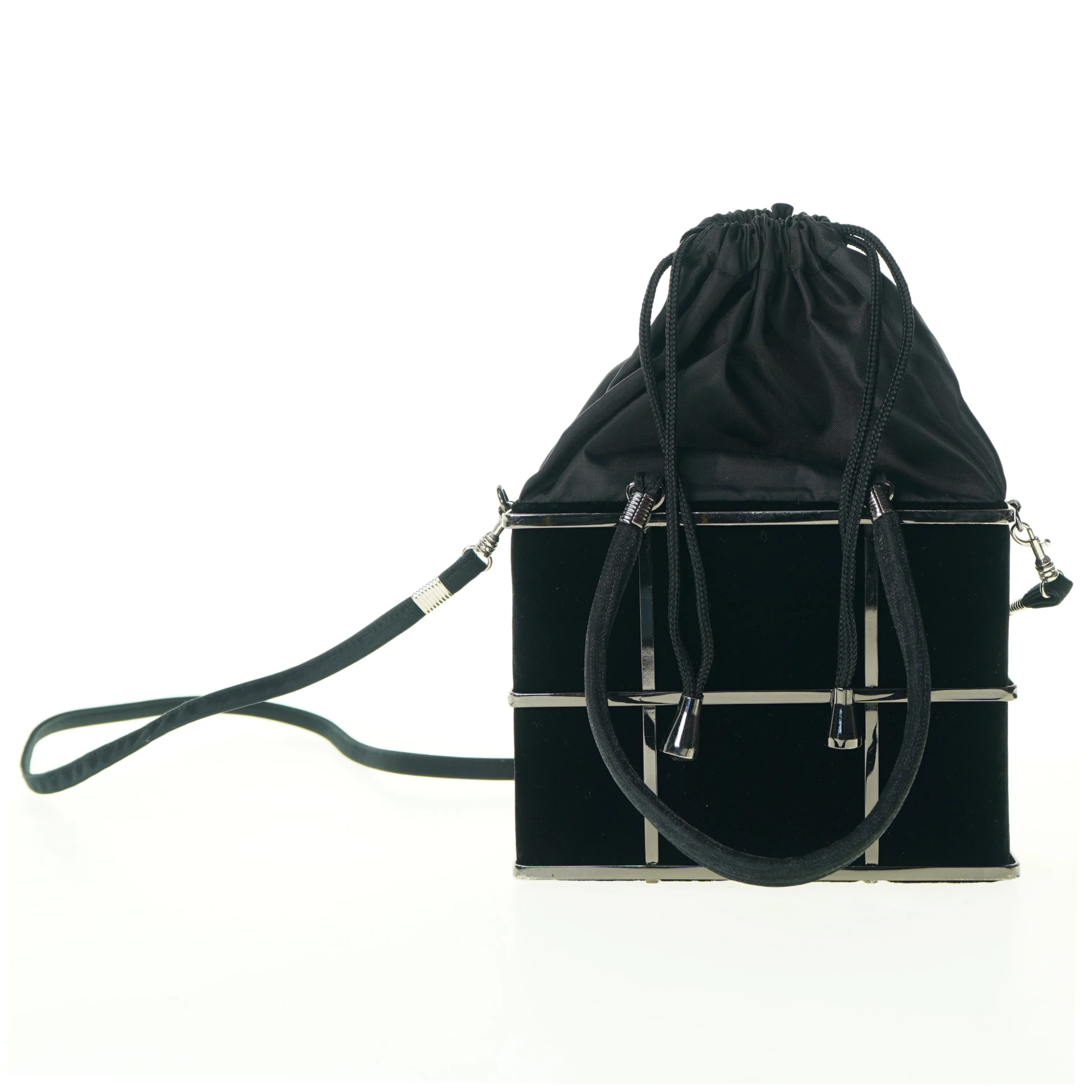 Taske i sort metal og stof med lang rem (str. 15 x 17 cm)