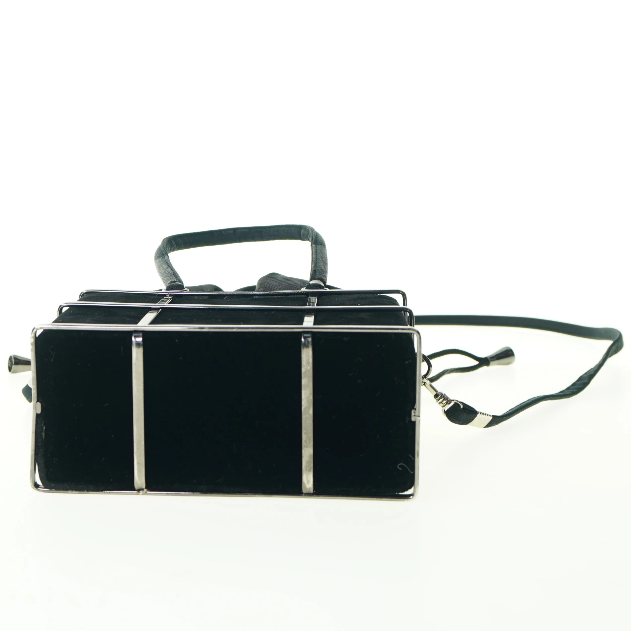 Taske i sort metal og stof med lang rem (str. 15 x 17 cm)