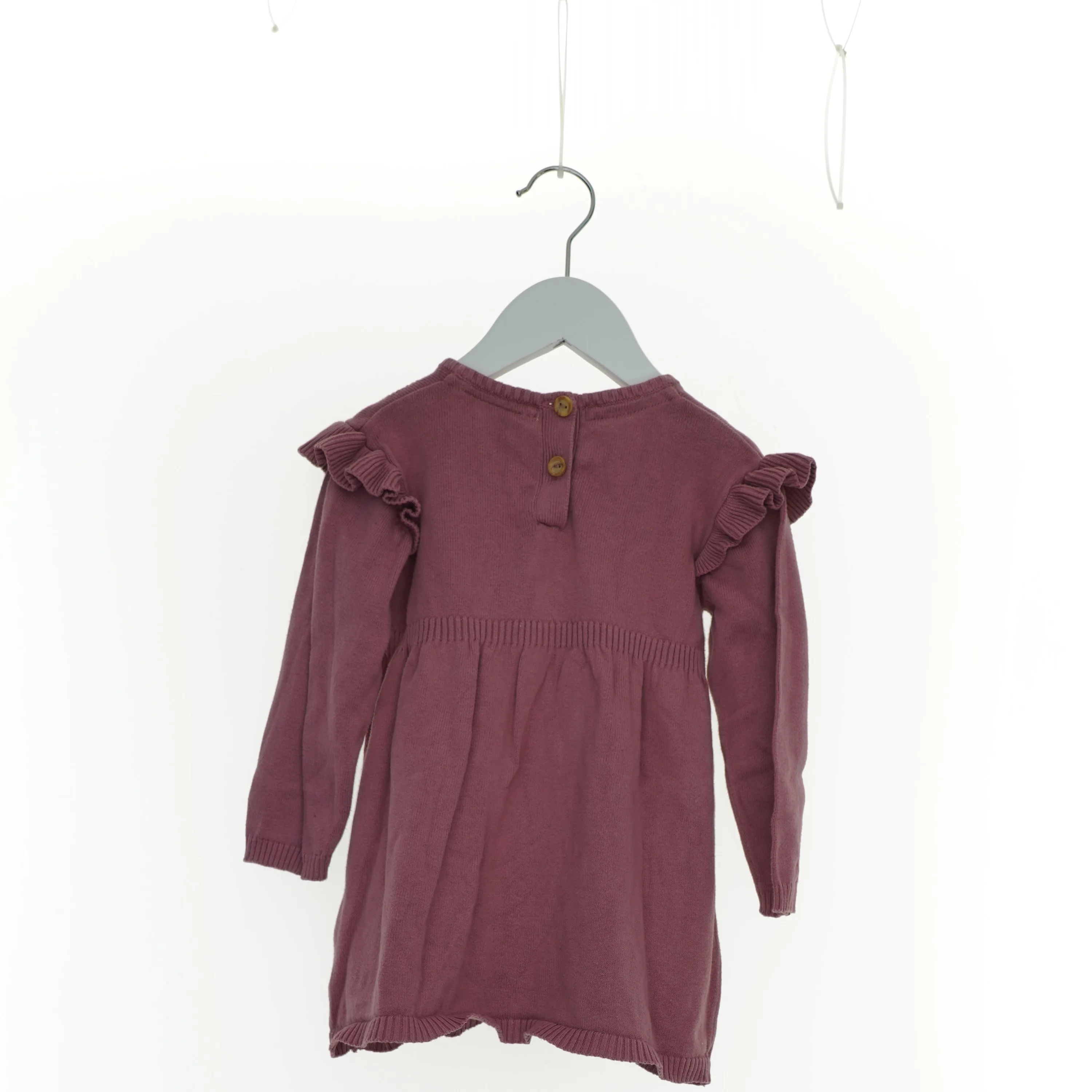 Rosa kjole i strik-aftigt stof og hjertemønstermed flæser, Ergee (str. 86)