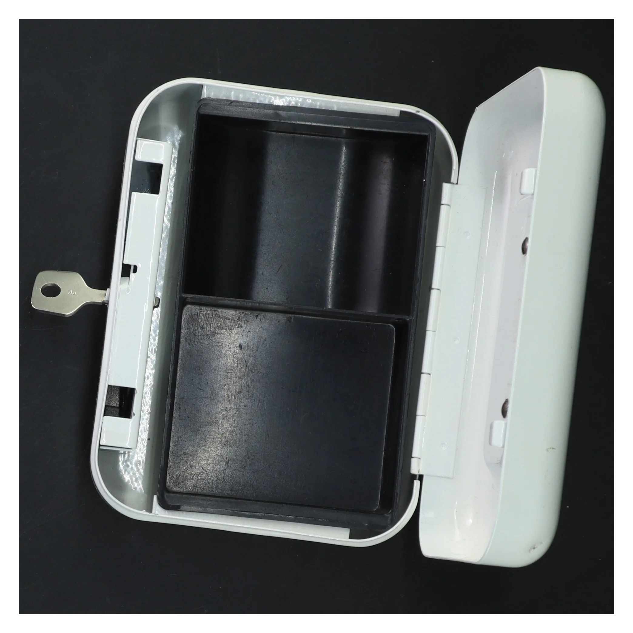 Hvid vintage pengekasse med lås (str. 6x15x11 cm)