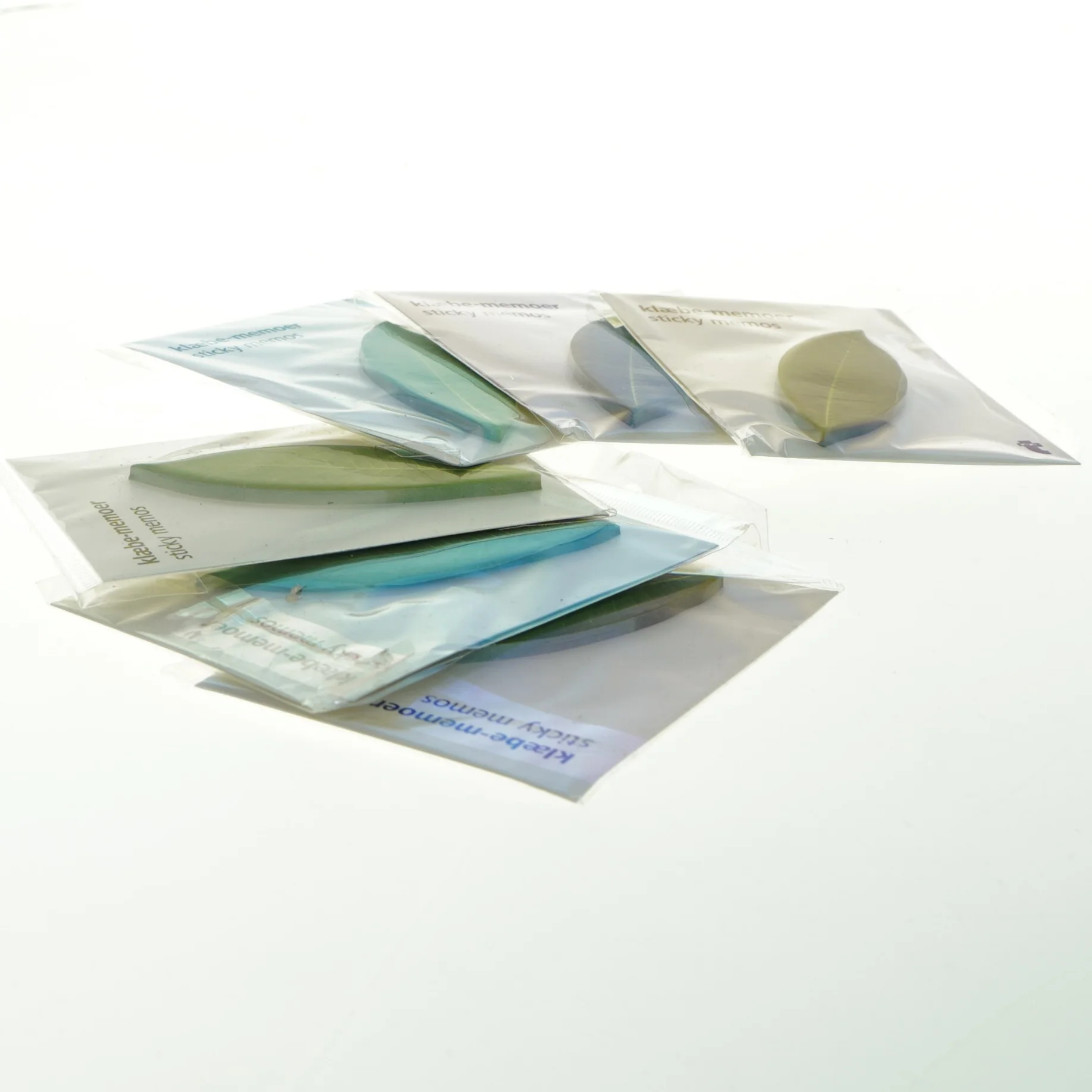 Seks blokke med selvklæbende memoer (post-it notes) i bladform (10 cm)