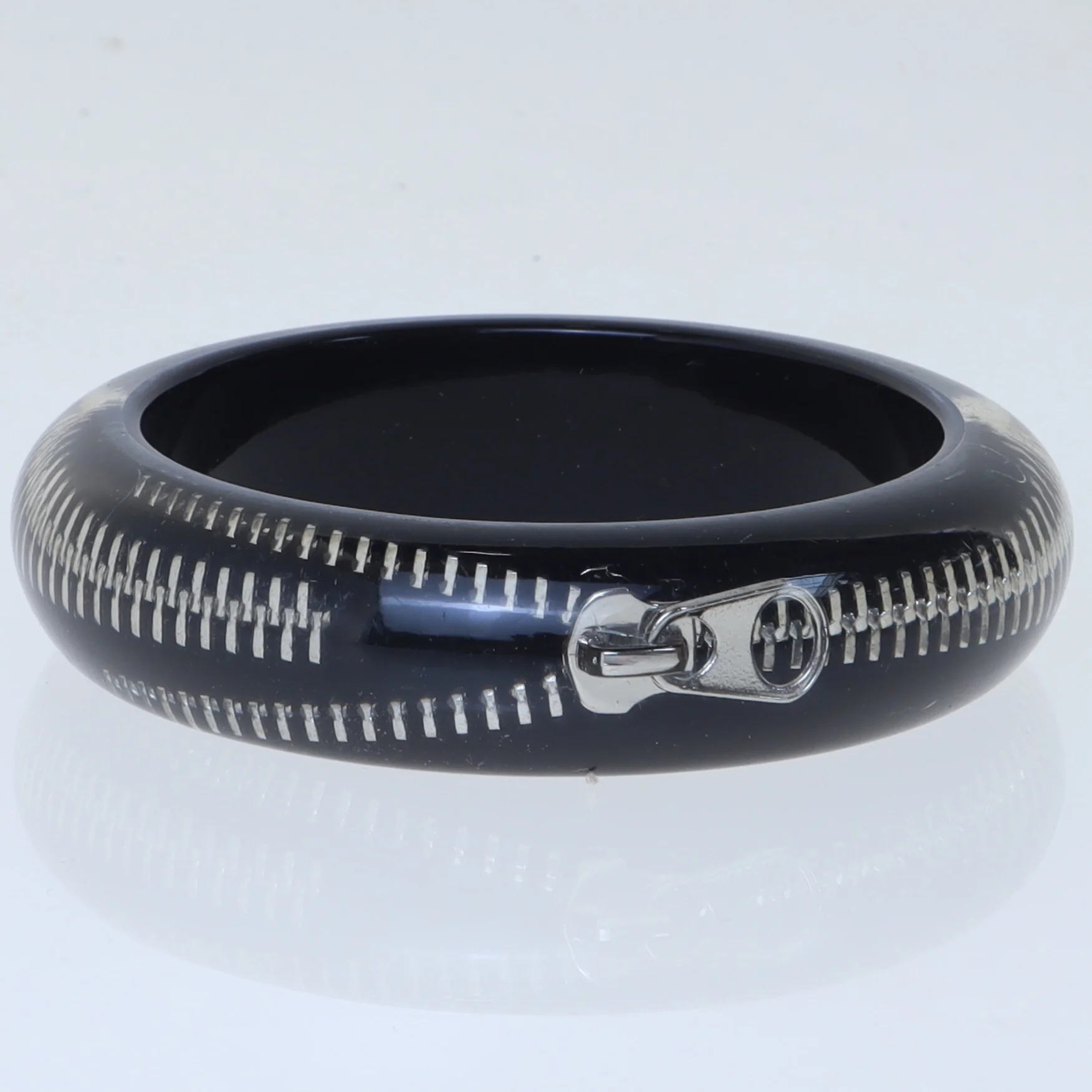 Armb&aring;nd med lynl&aring;sdesign - gotisk, punk, heavy metal styling