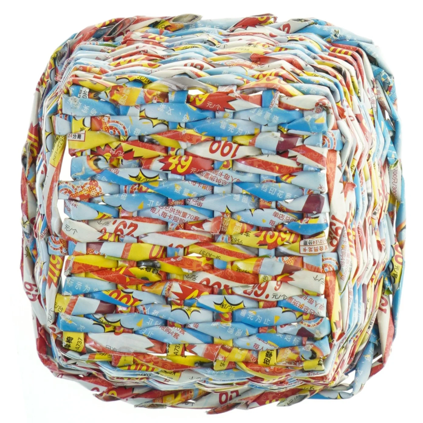 Flettet kurv af genbrugsmaterialer (str. 11 cm x. 10 cm)