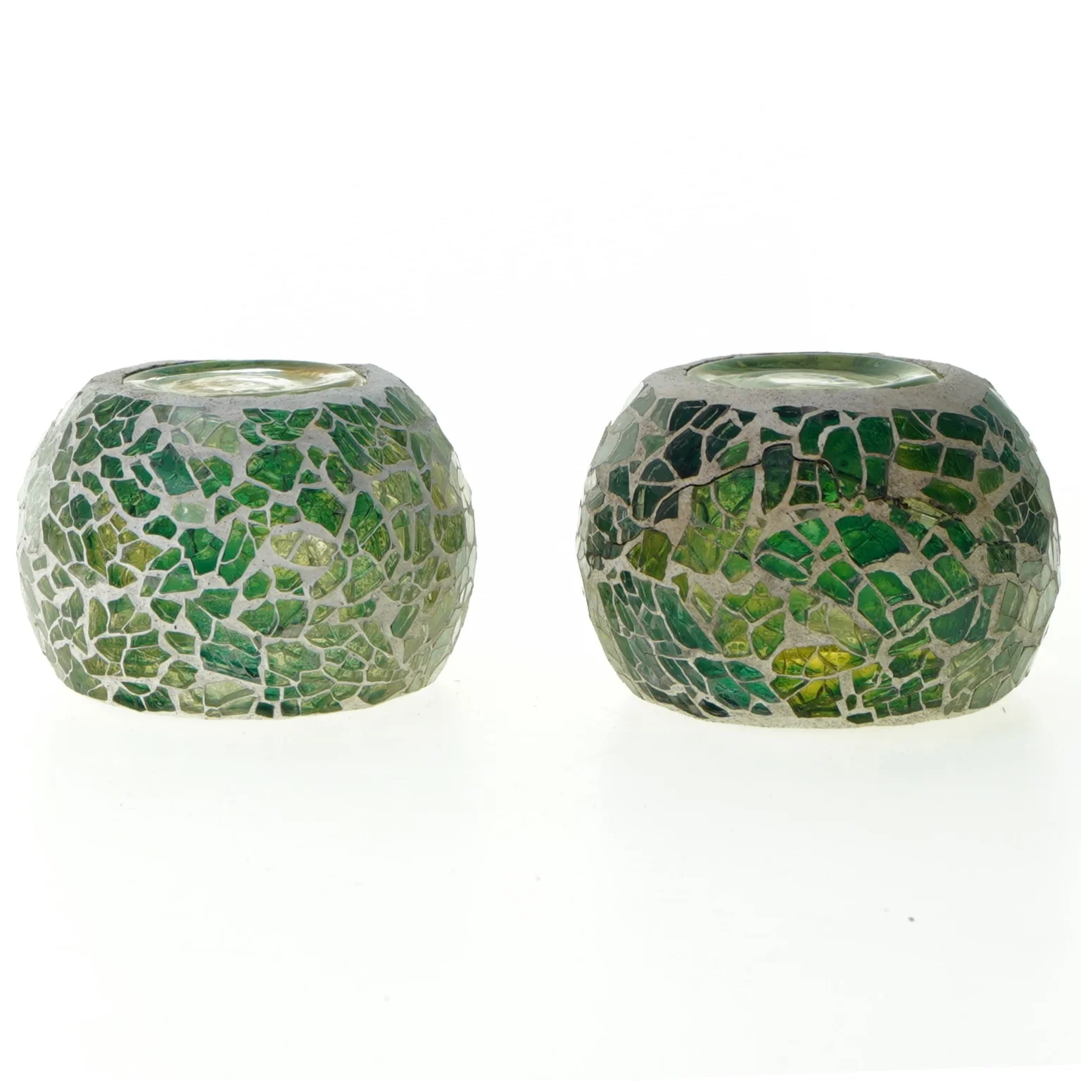 To kugleformede fyrfadsstager i grøn glasmosaik