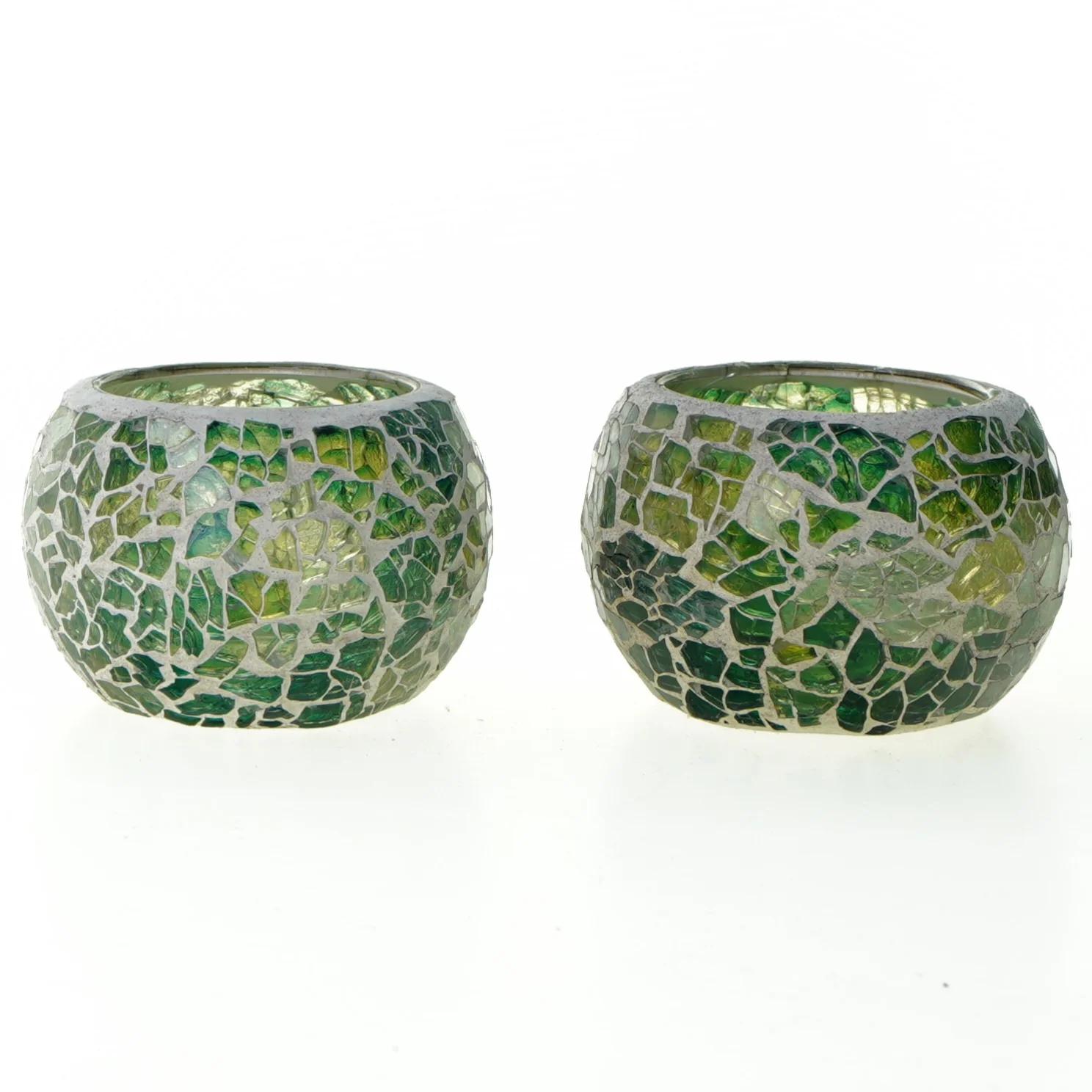 To kugleformede fyrfadsstager i grøn glasmosaik