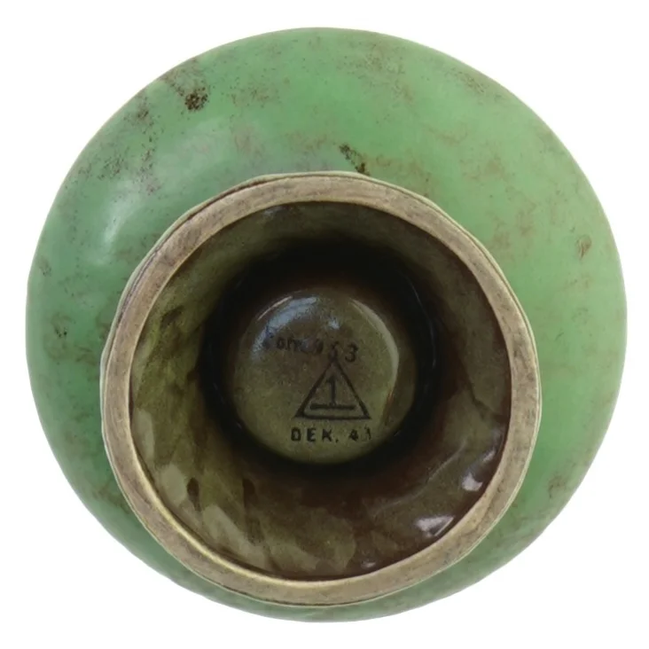 Gammel opsats / lysestage i stentøj fra Fom 953 Dek 41. Nummereret.