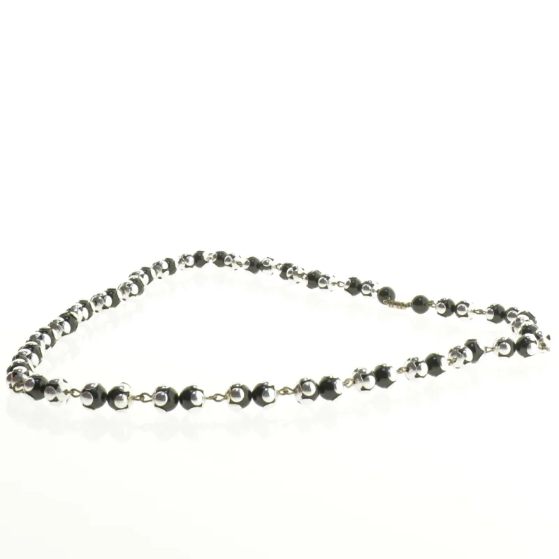 Halskæde med sorte perler og sølvfarvede led (str. 40 cm)