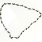 Halskæde med sorte perler og sølvfarvede led (str. 40 cm)