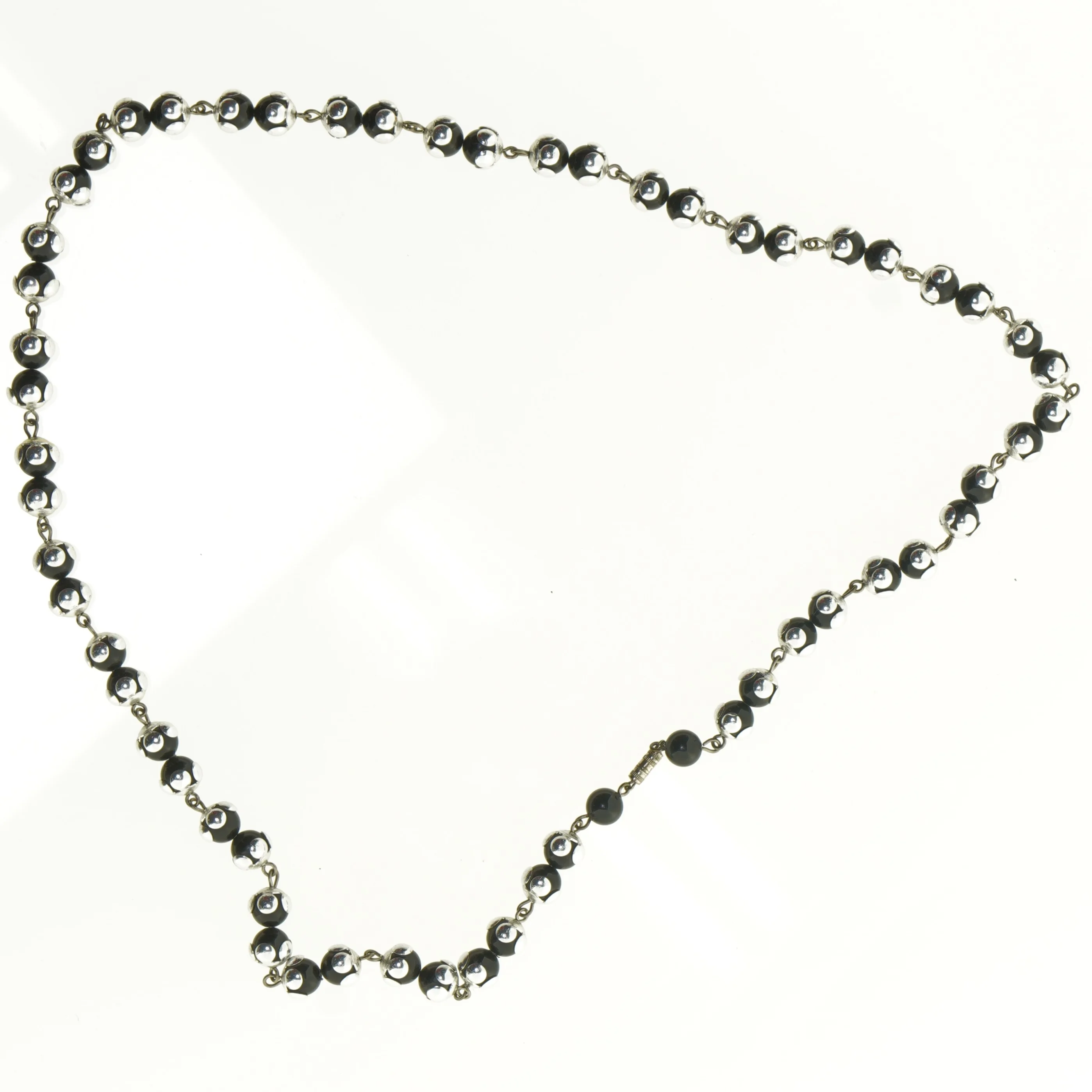 Halskæde med sorte perler og sølvfarvede led (str. 40 cm)