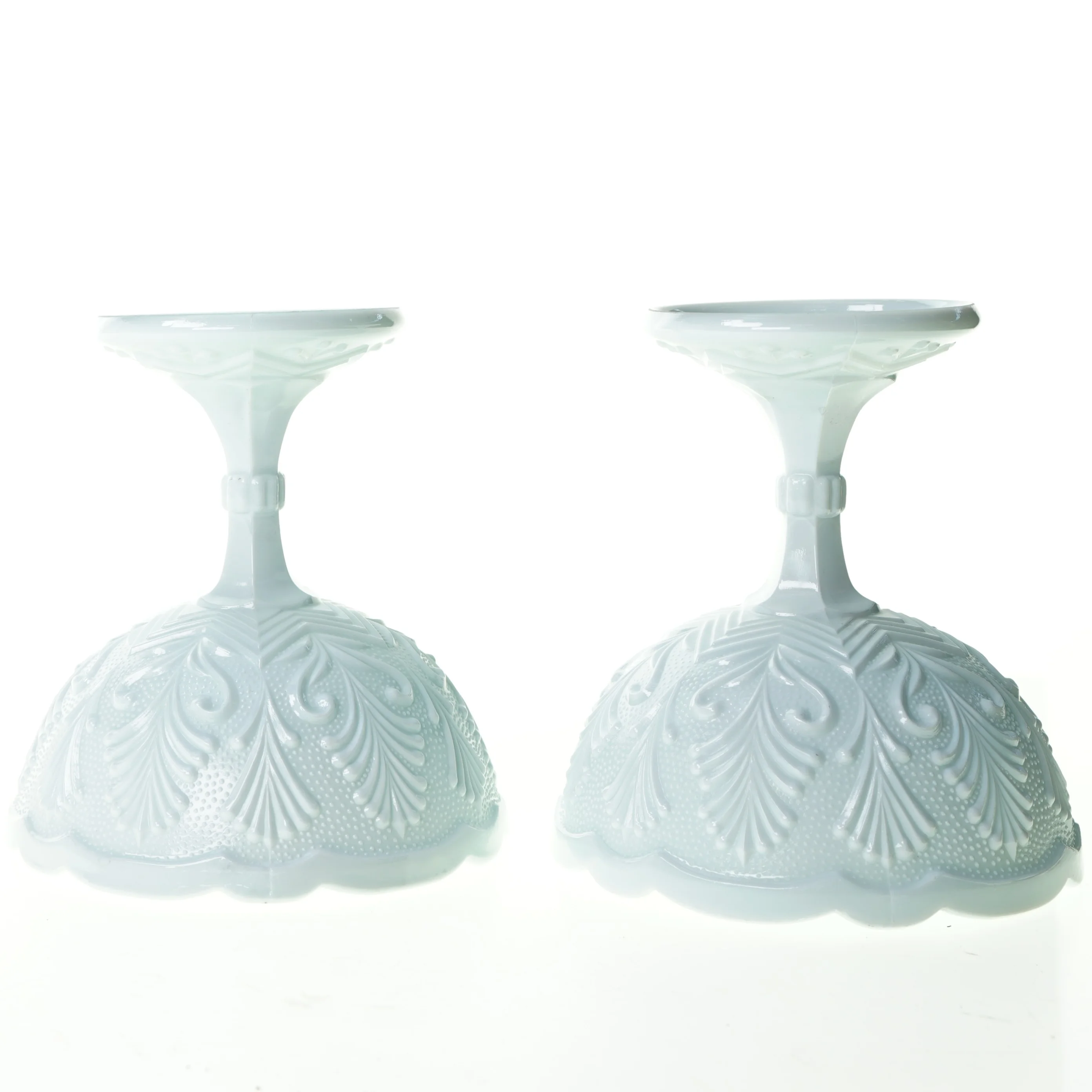 To hvide opsatser på høj fod (17 x 15 cm)