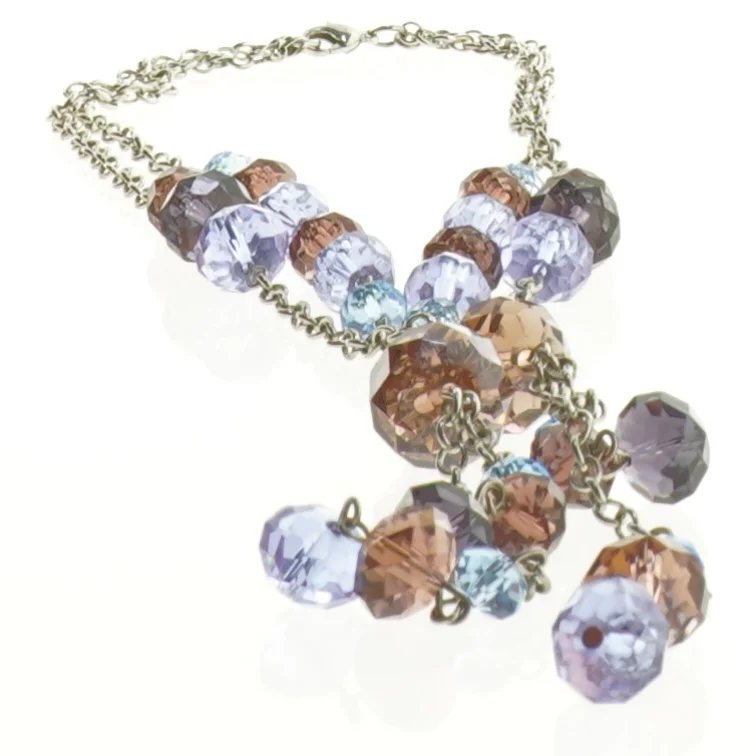 Halskæde med klare facetslebne glasperler i blå og lilla nuancer  (str. 45 cm)