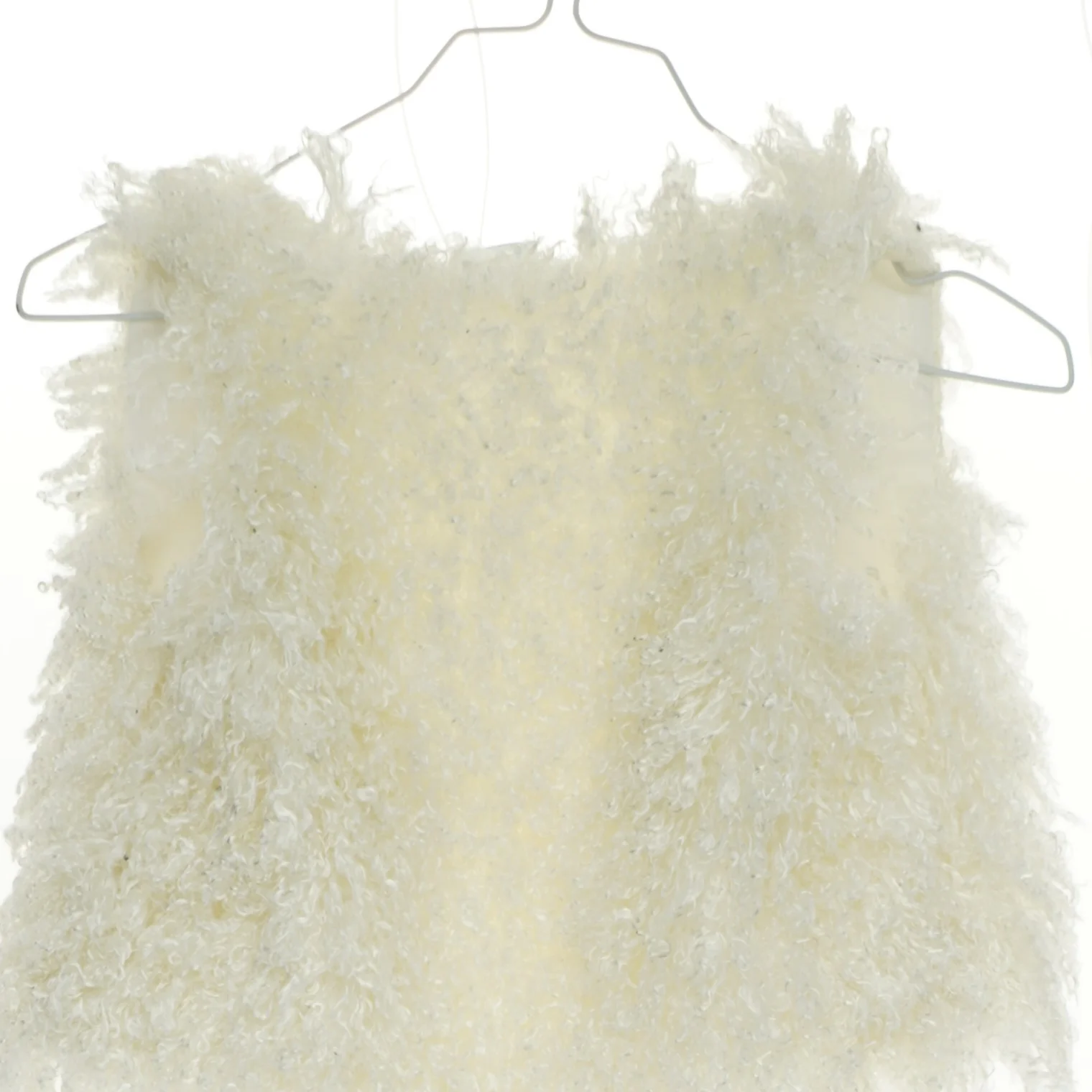 Vest i fake fur fra Maggi & Zoe (str. 92)