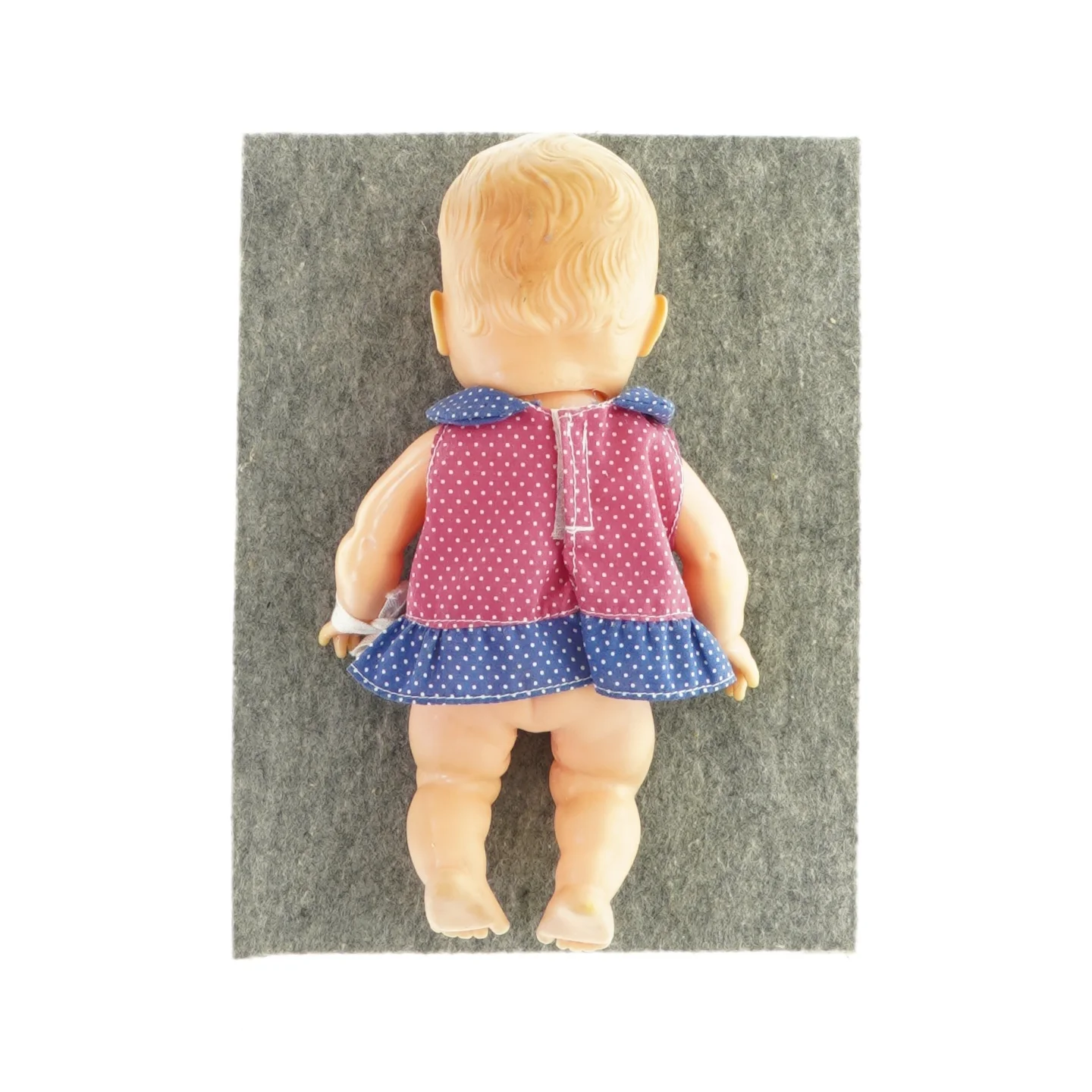 Lille dukke med kjole (str. H: 22 cm)