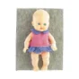 Lille dukke med kjole (str. H: 22 cm)