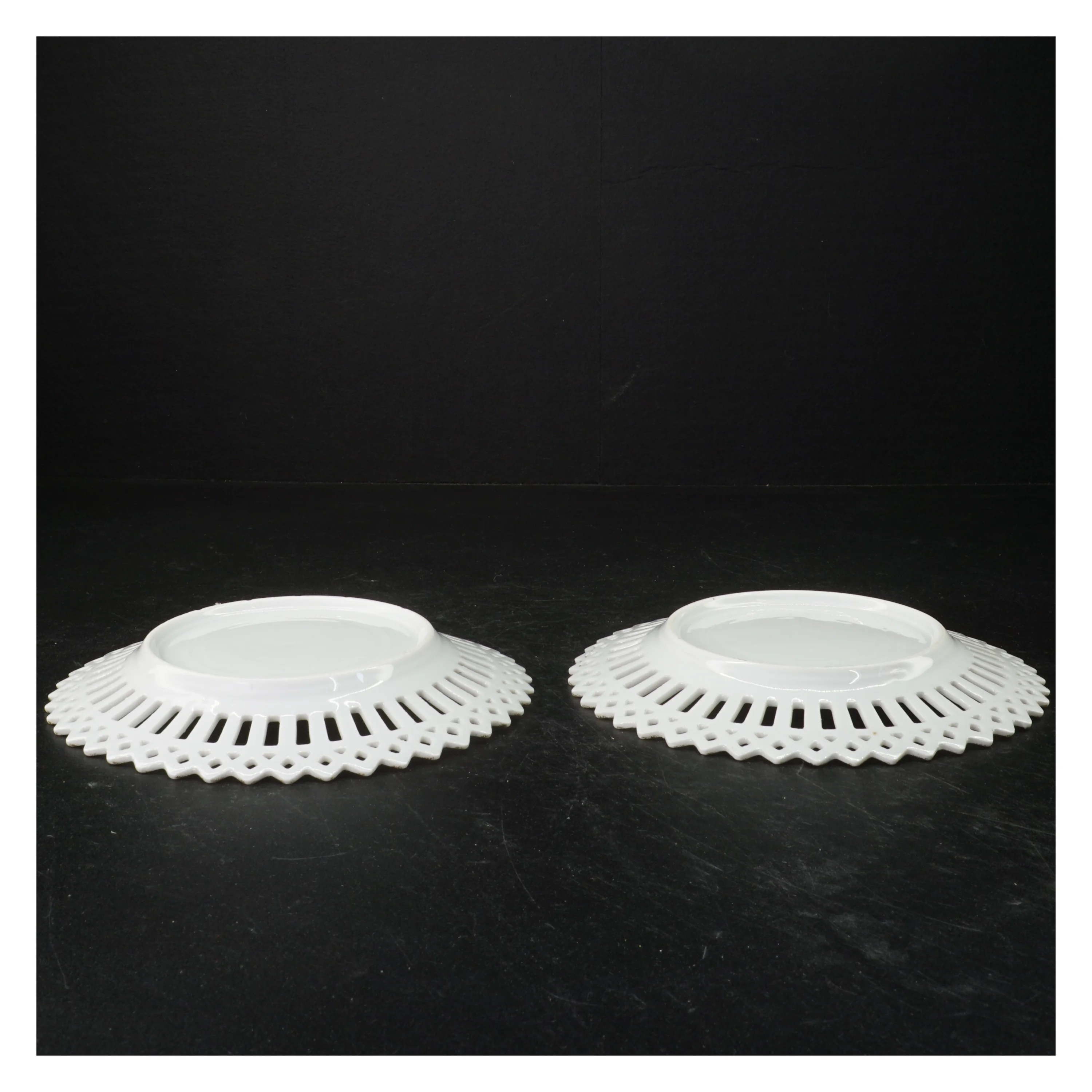 Dekorative porcelænstallerkner med blonde kanter