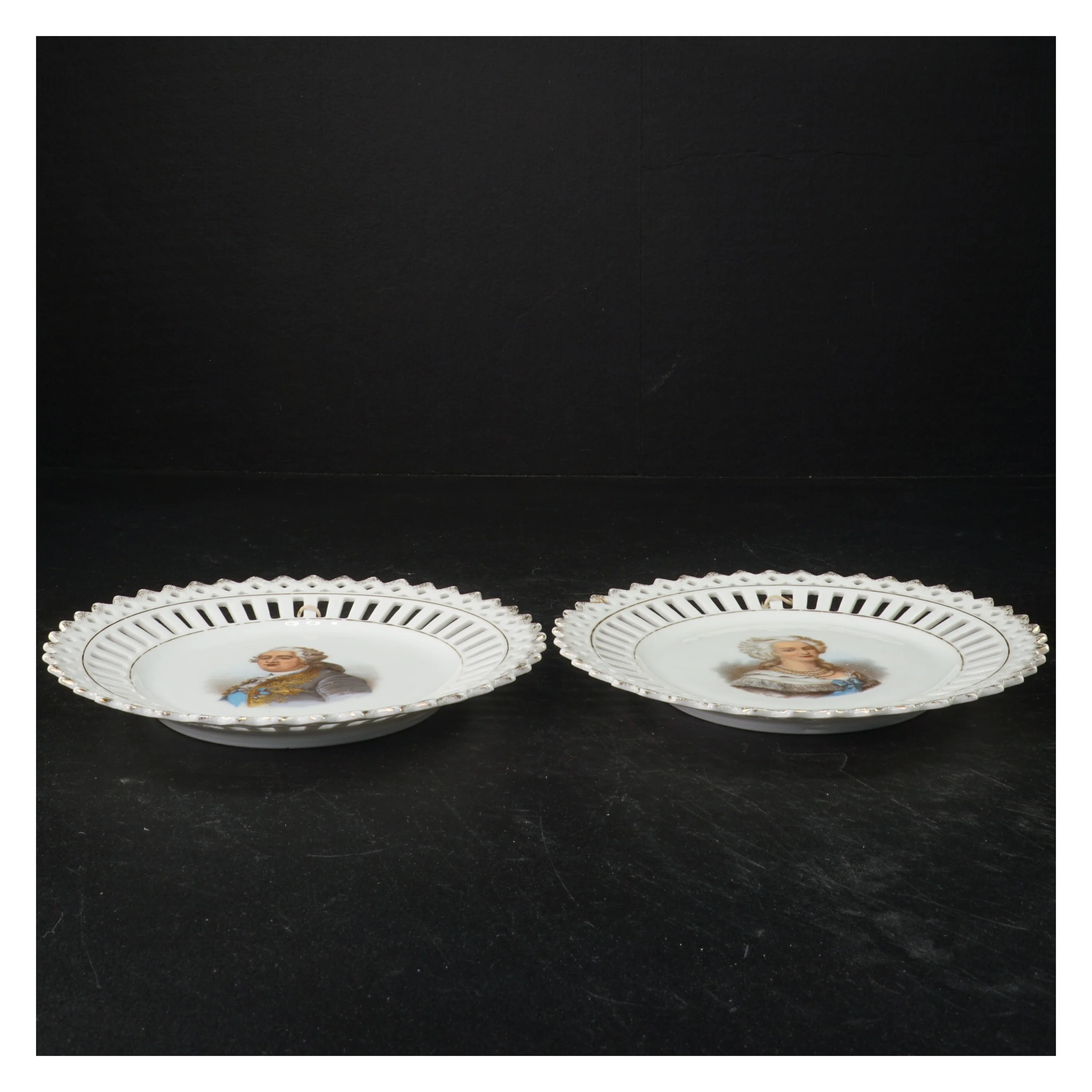 Dekorative porcelænstallerkner med blonde kanter