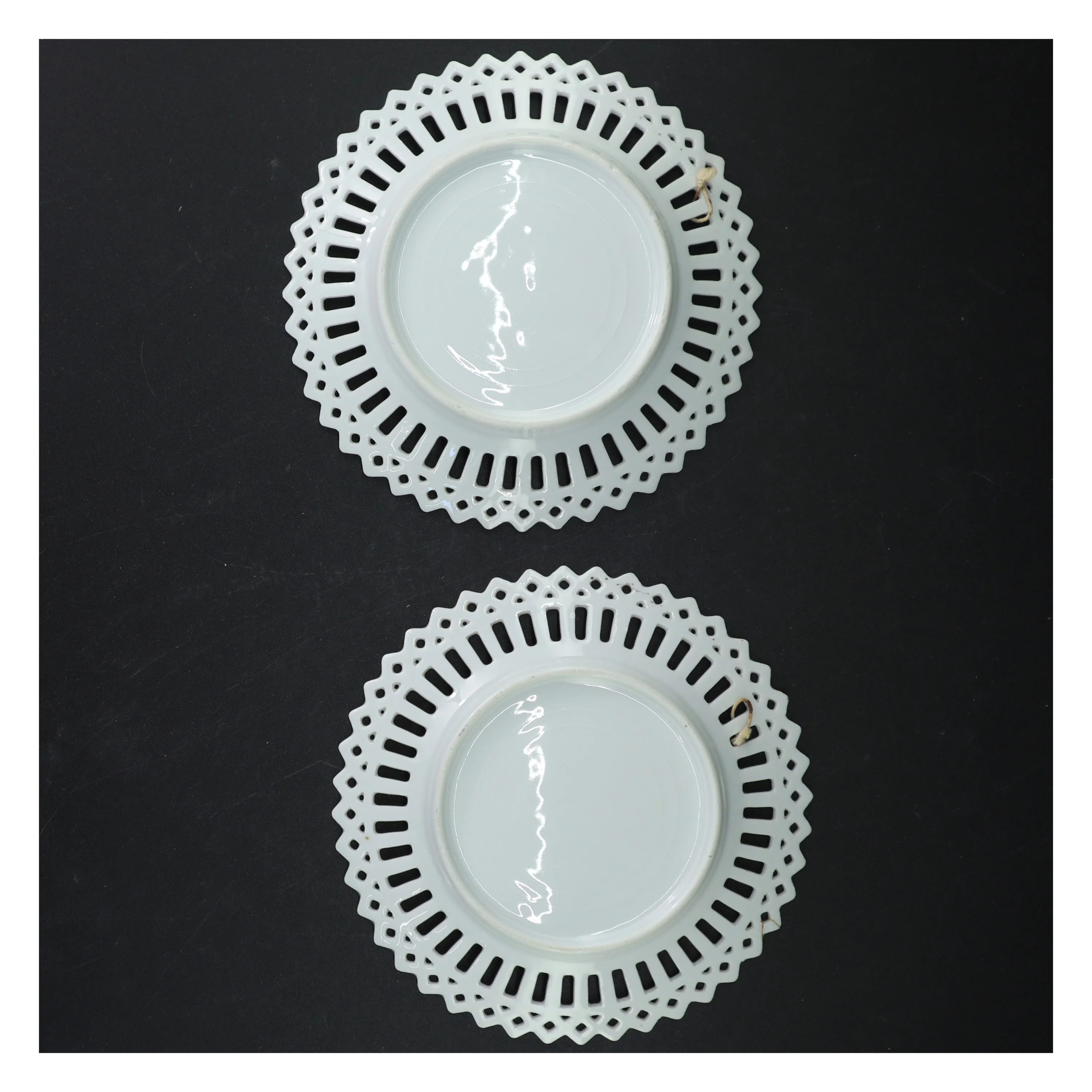 Dekorative porcelænstallerkner med blonde kanter