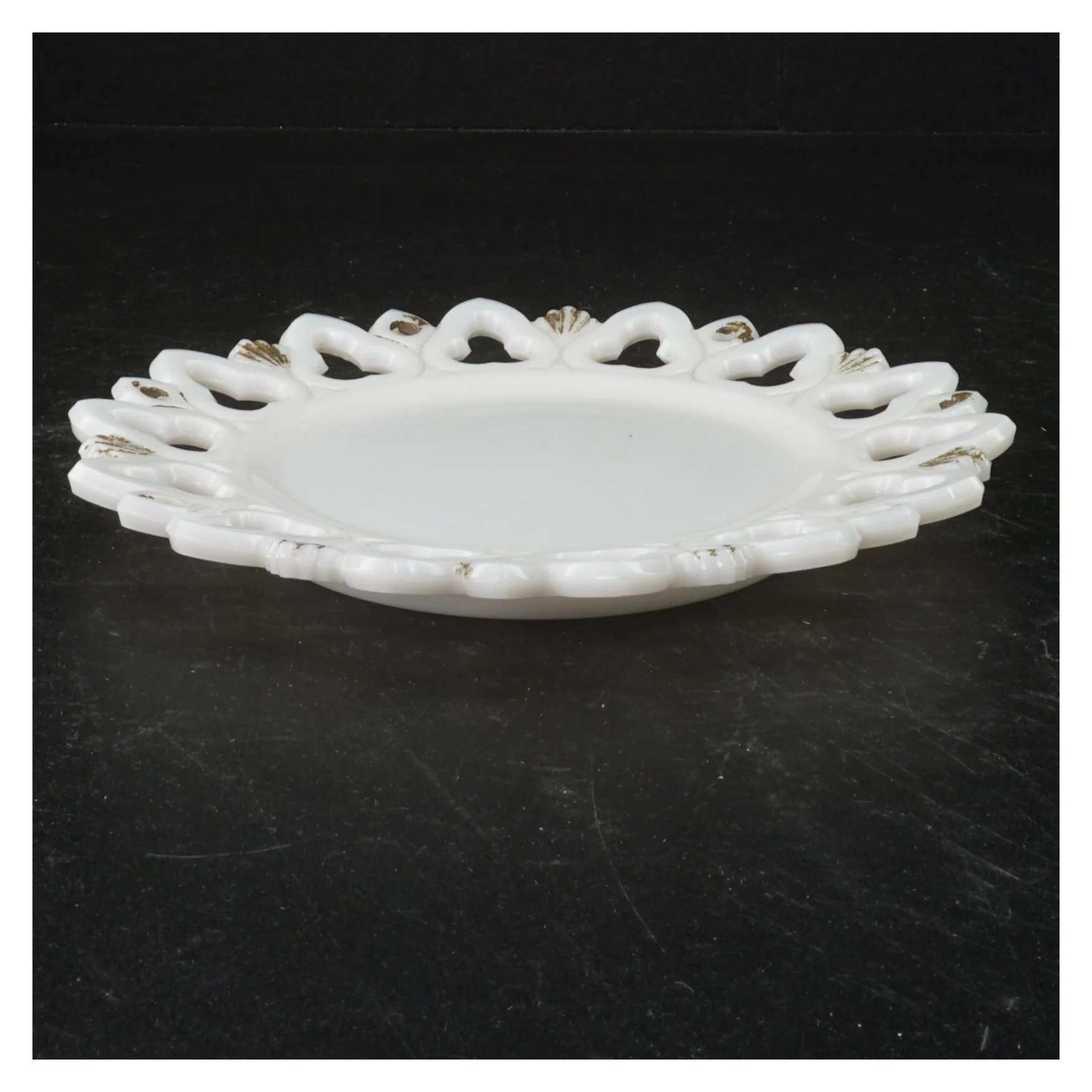 Hvid porcelænsfad med blonder