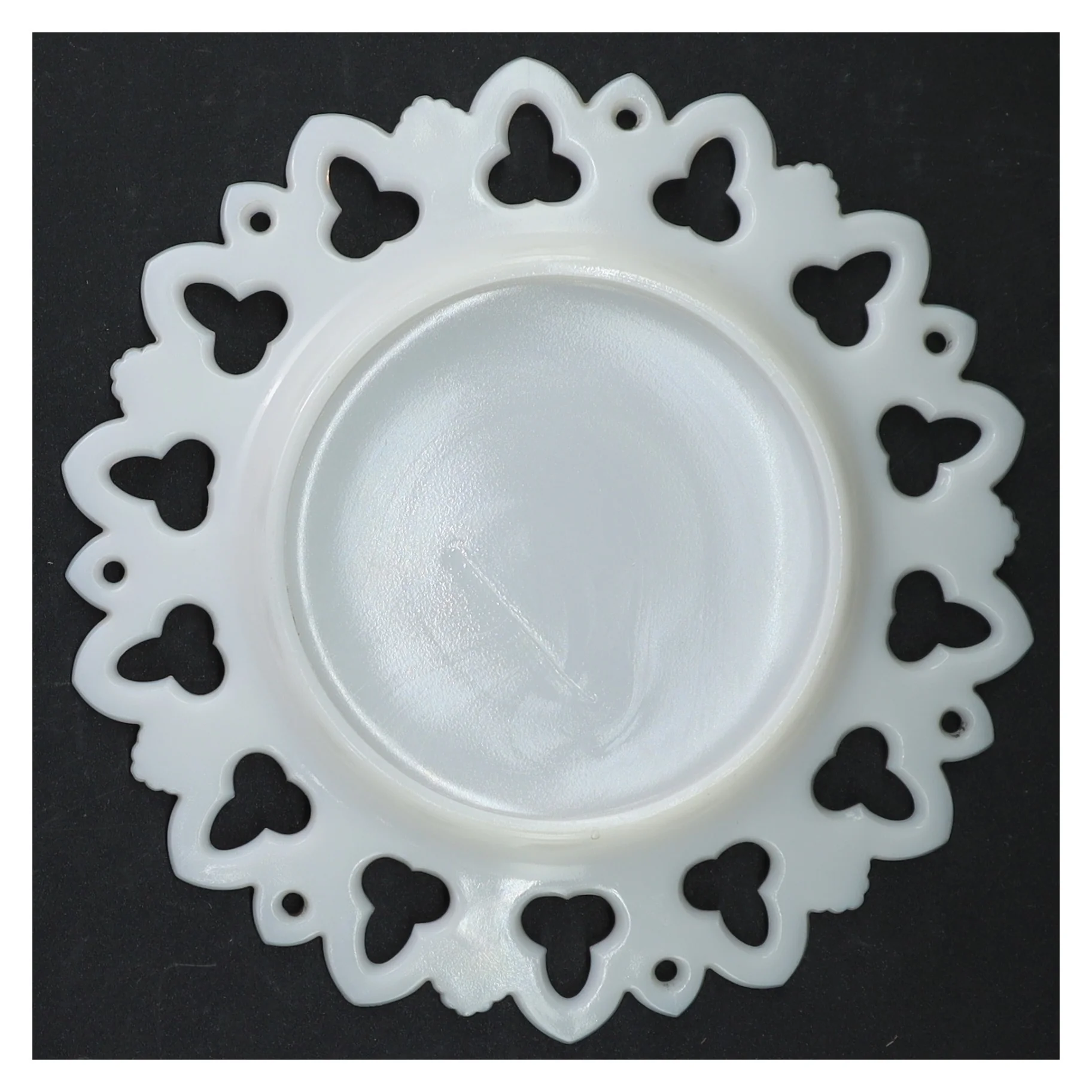 Hvid porcelænsfad med blonder