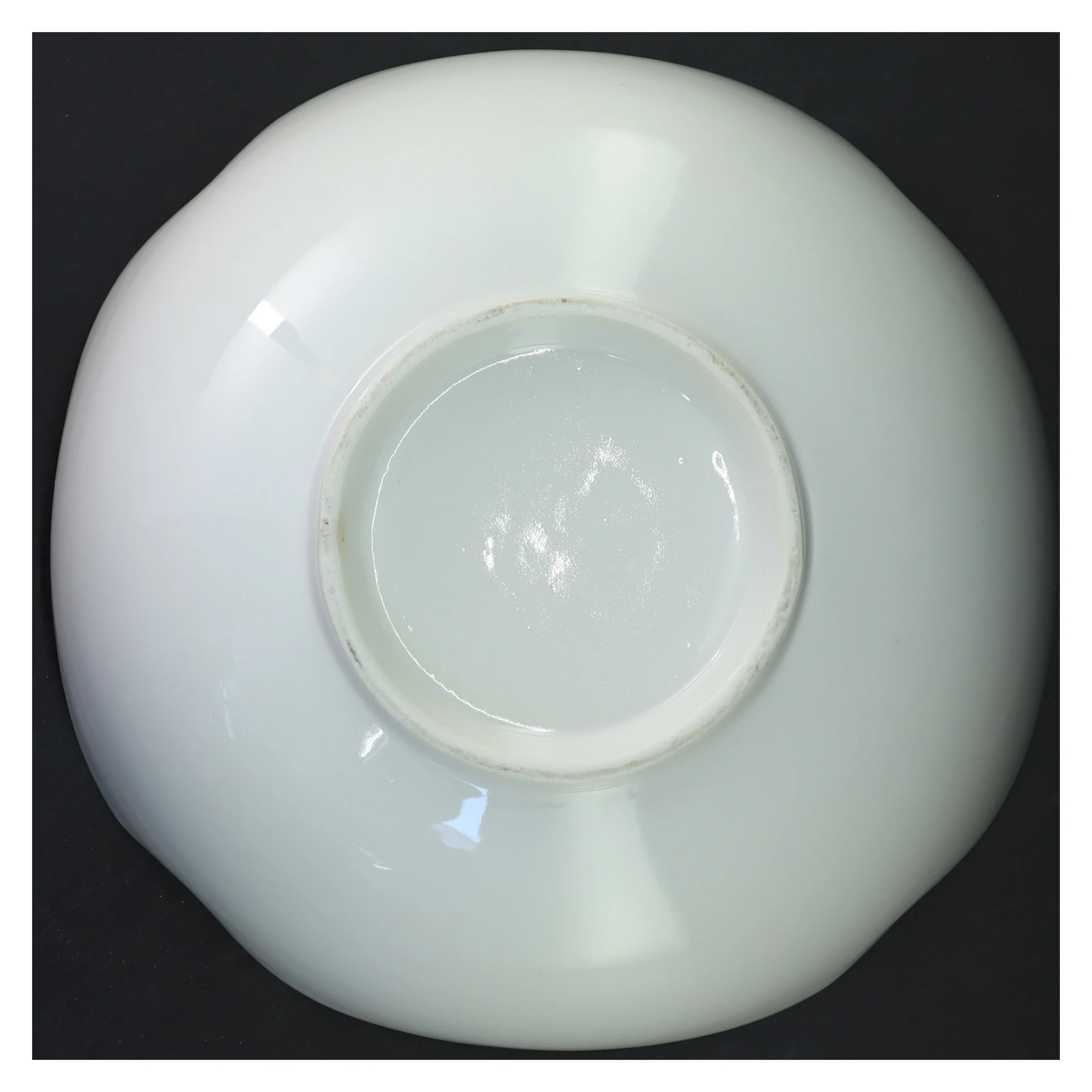 Hvid skål med bølgekant (str. Ø 24x11 cm)