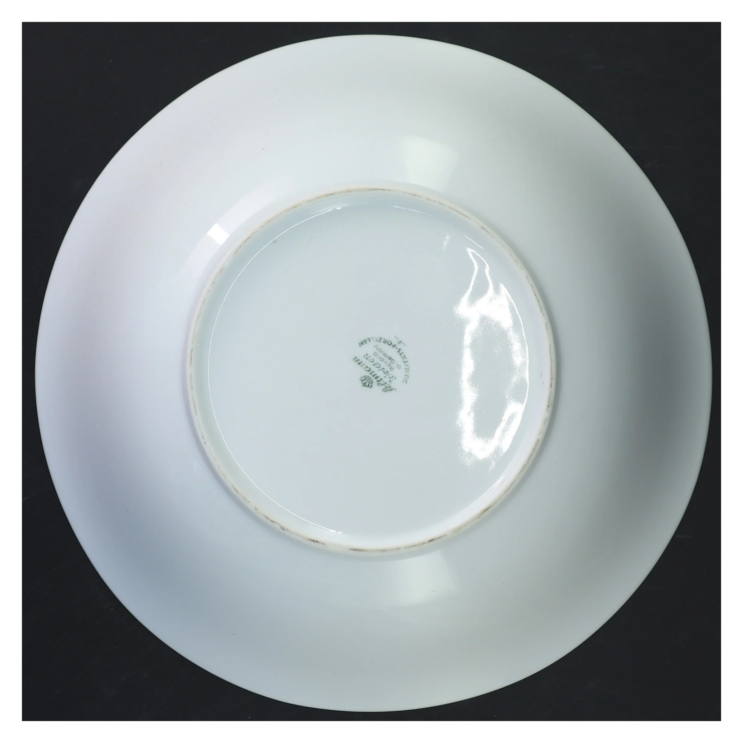 Hvid porcelænsskål (str. Ø 25,5x8 cm)