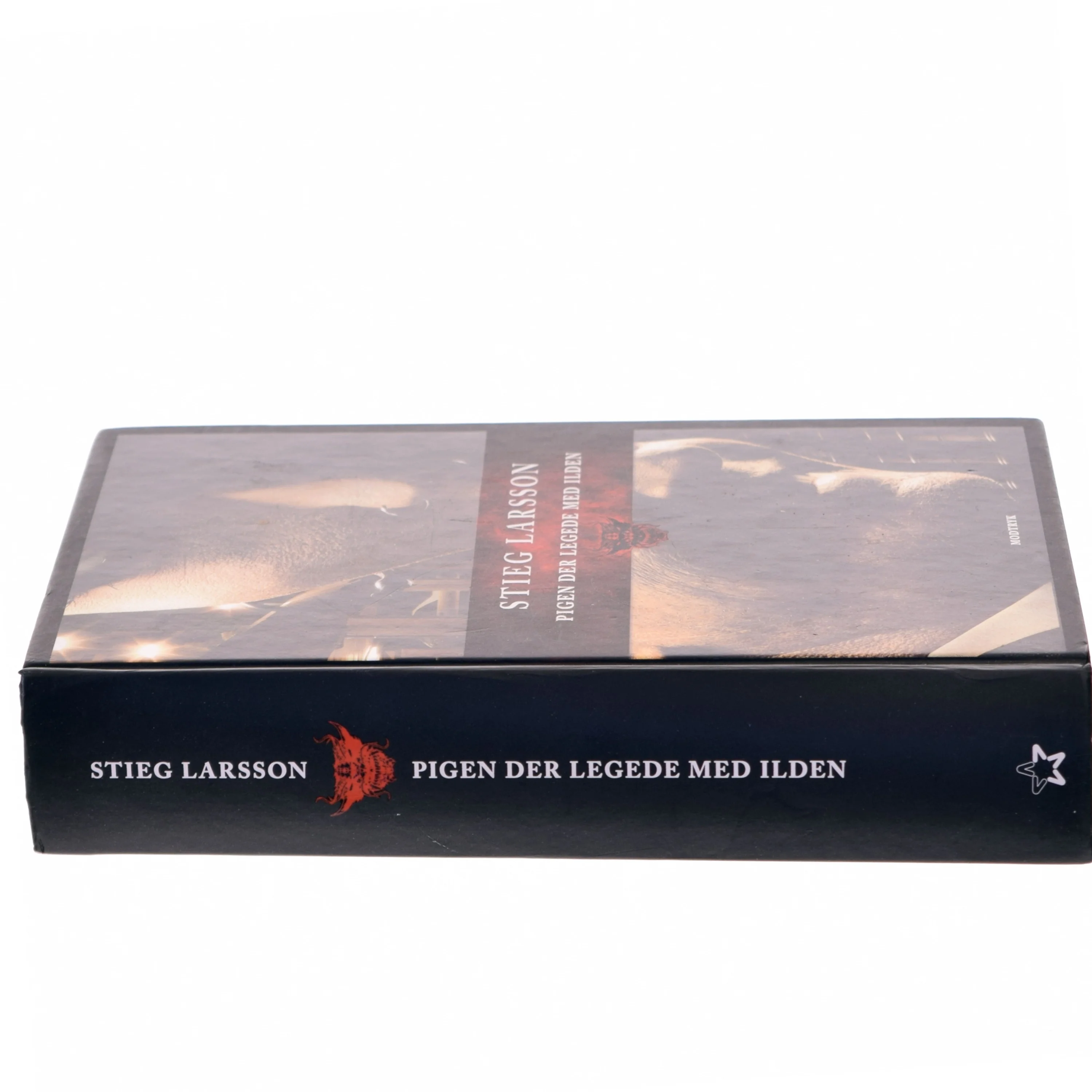 Pigen der legede med ilden af Stieg Larsson (Bog)