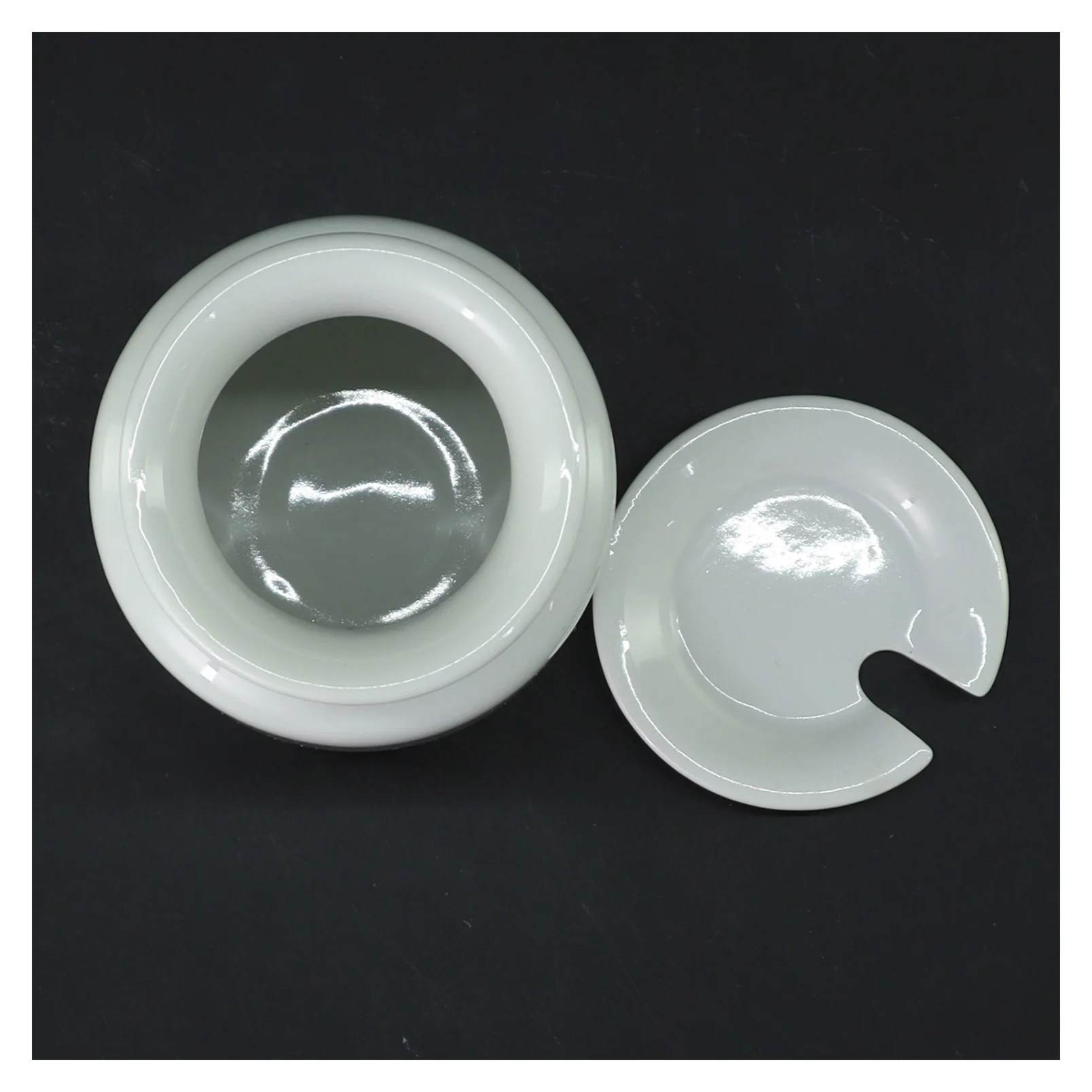 Hvid opbevaringskrukke med låg (str. 11 cm)