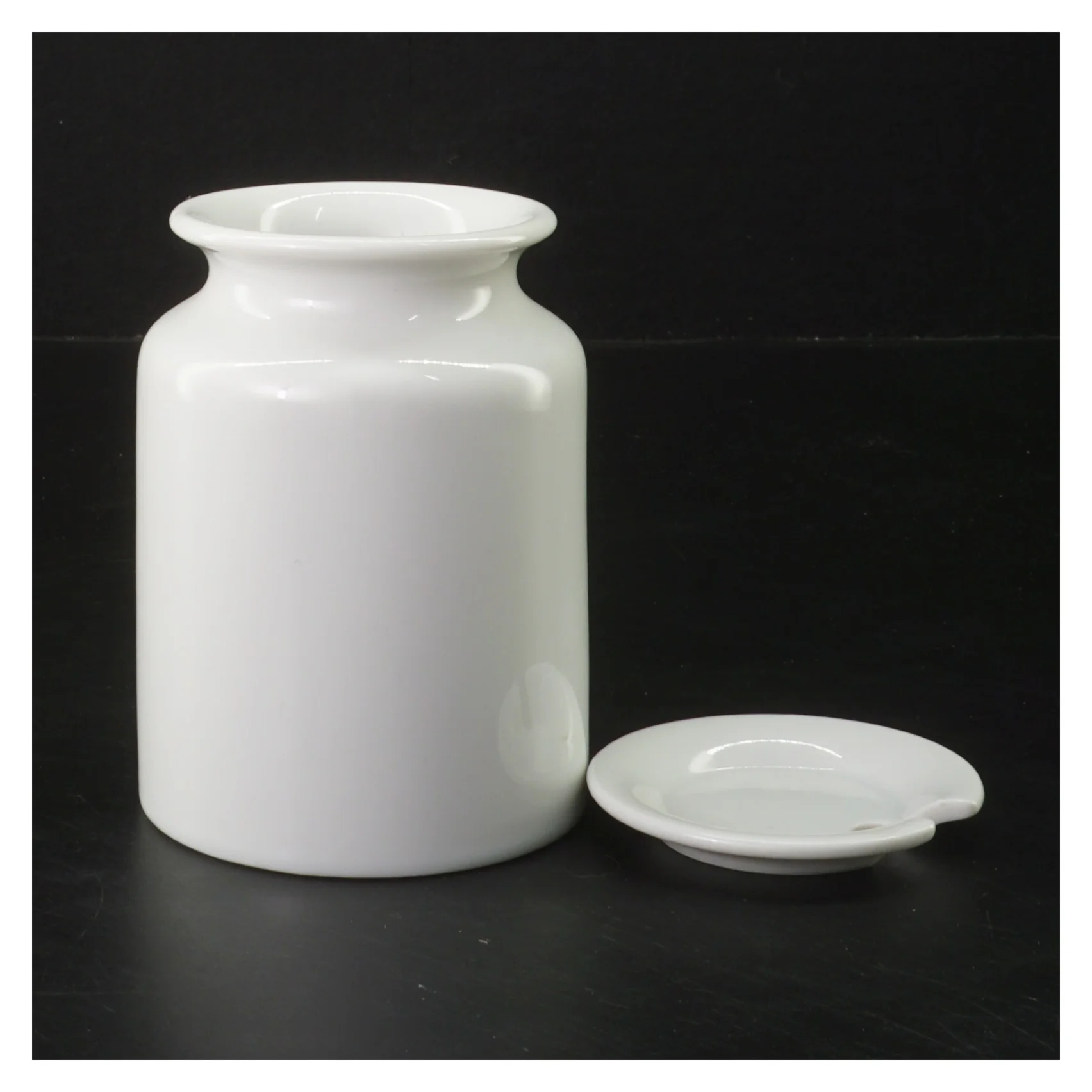 Hvid opbevaringskrukke med låg (str. 11 cm)