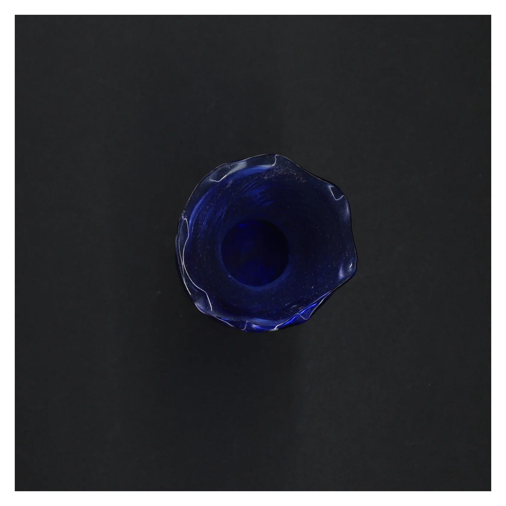 Blåt glasvase (str. 19 x 6 cm)