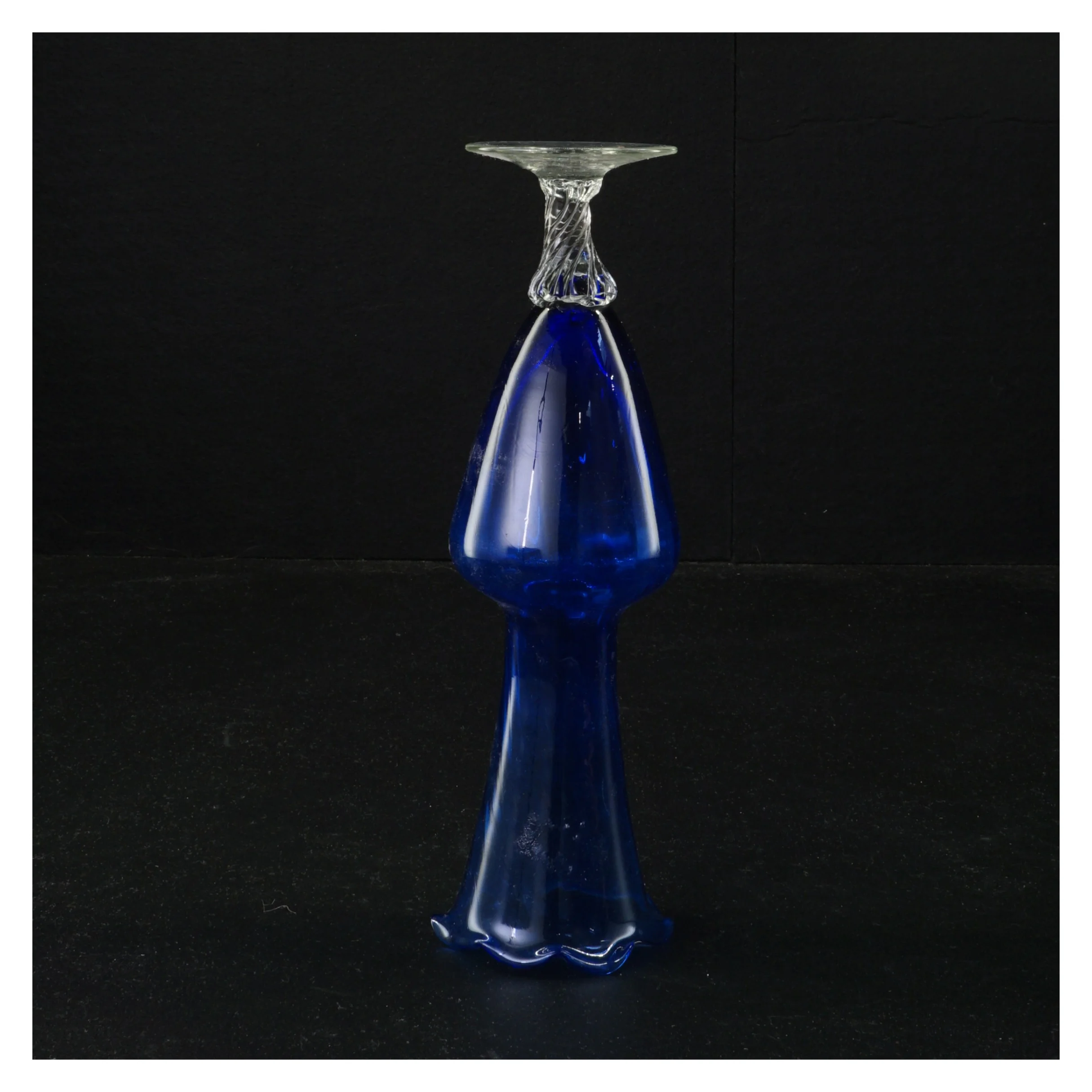 Blåt glasvase (str. 19 x 6 cm)