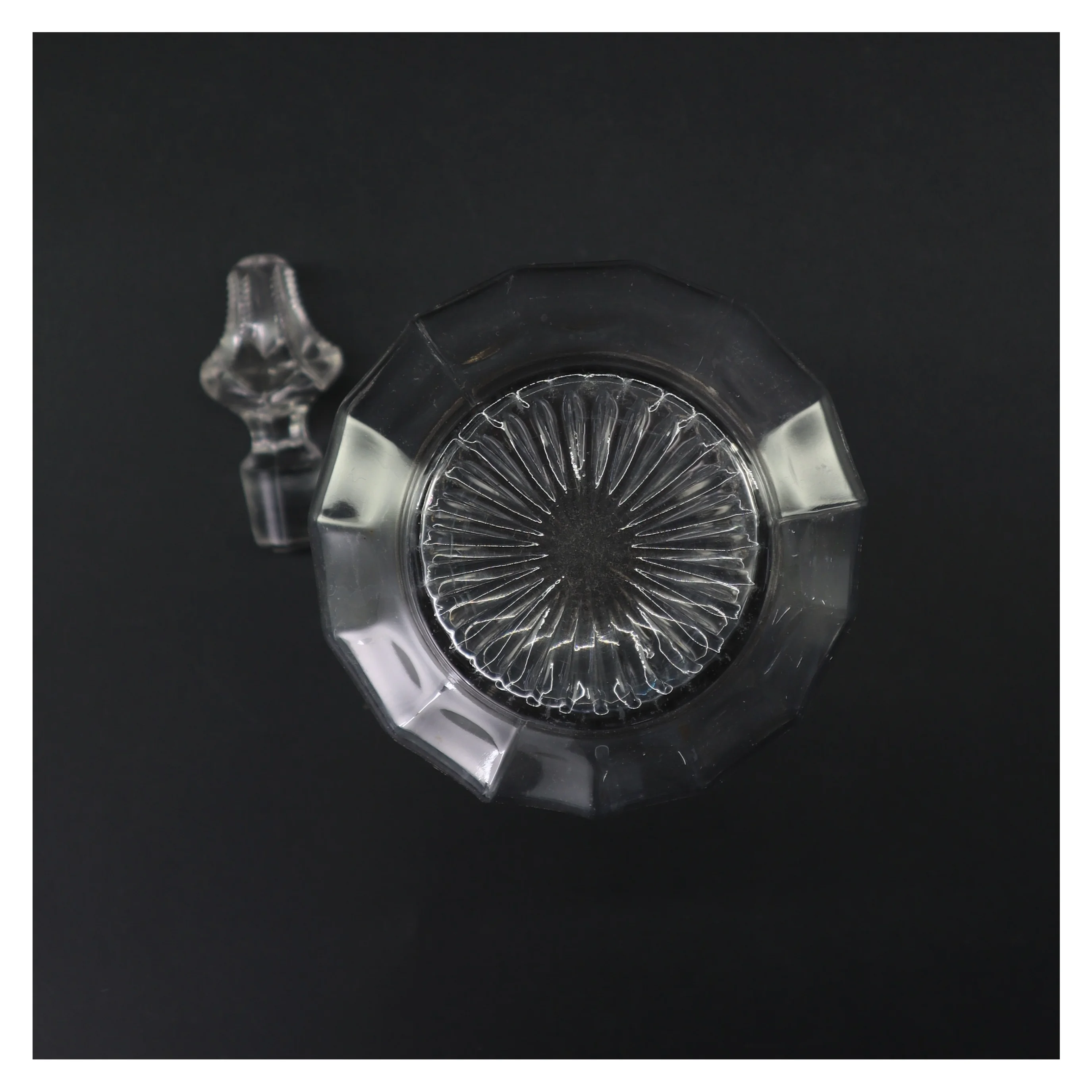 Glaskarafflel med låg