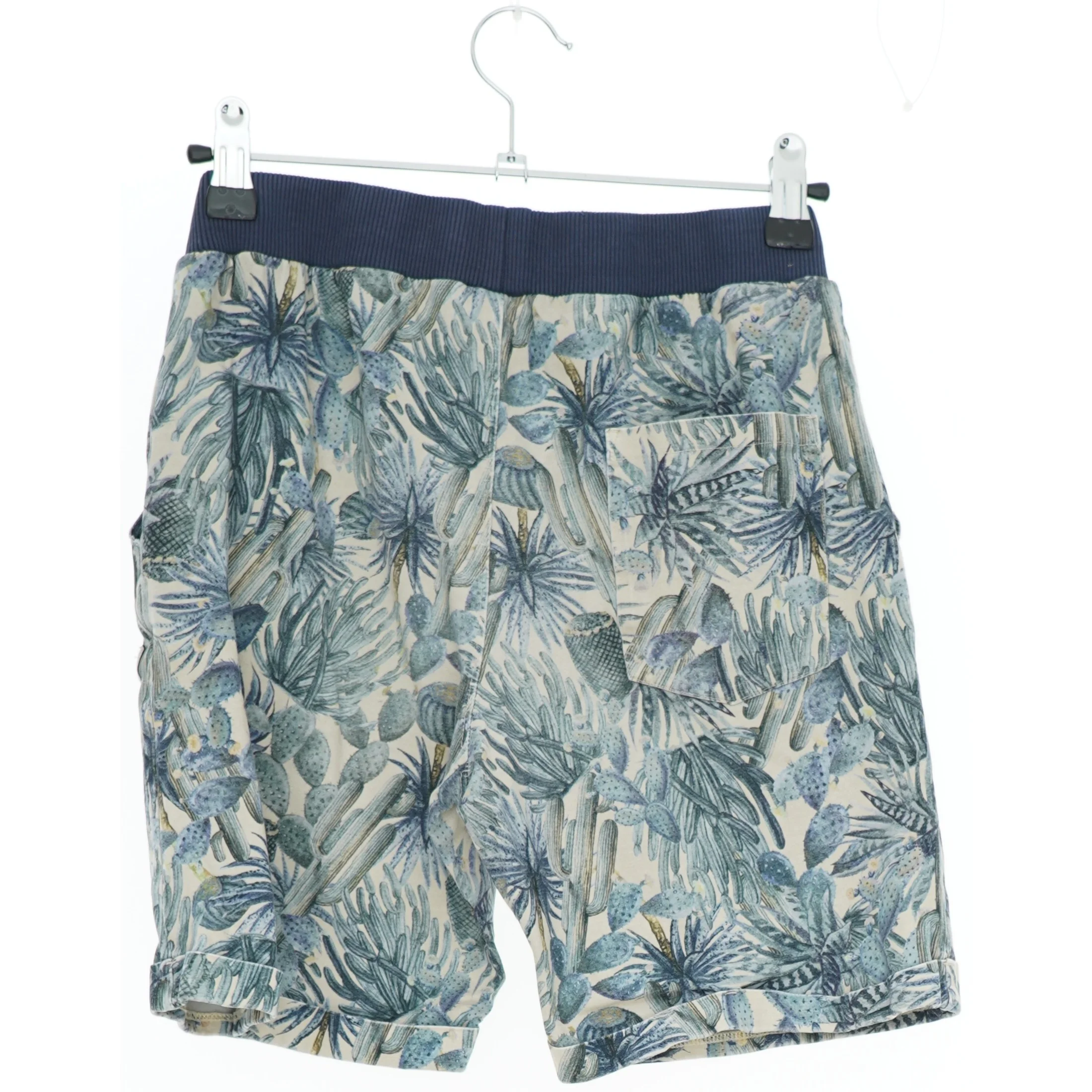 Shorts med botanisk mønster fra Pomp de Lux (str. 164)