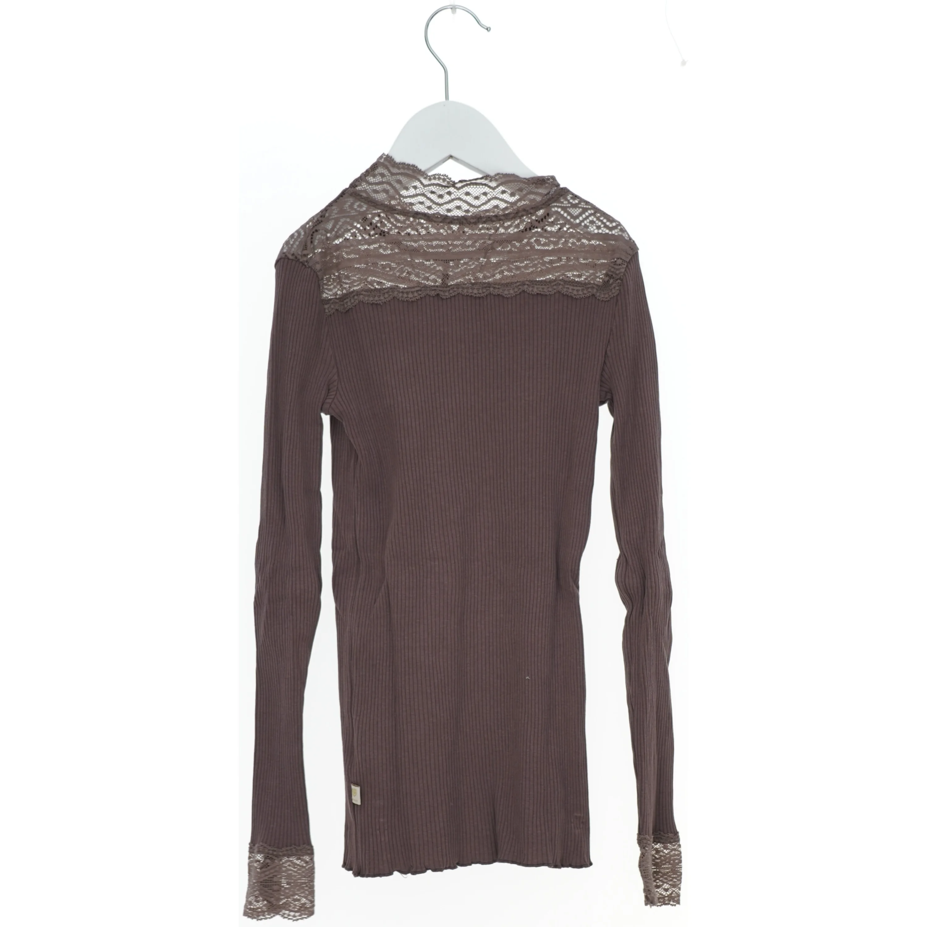 Langærmet bluse med blonde detaljer fra Pomp de Lux (str. 152)