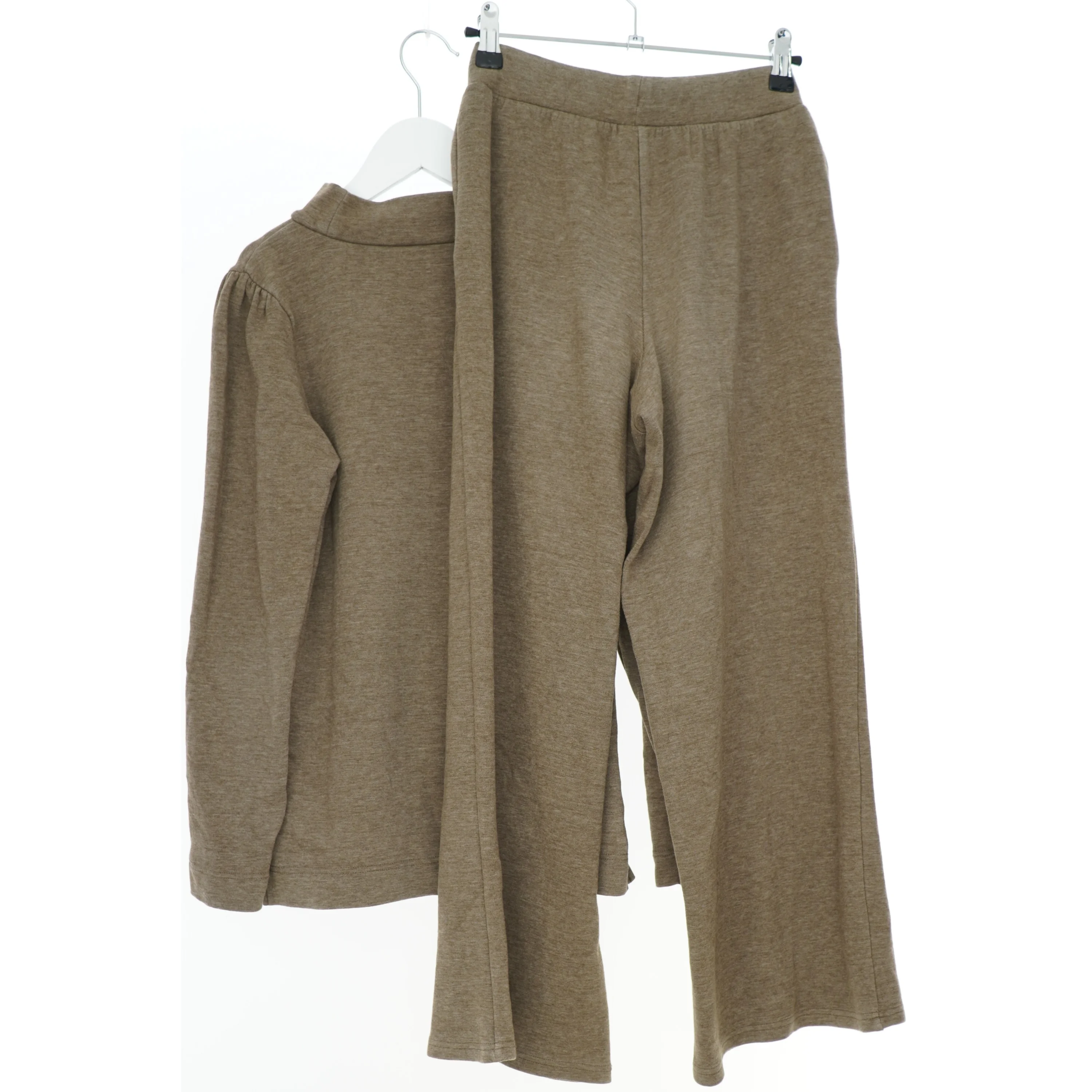 Brunt sæt med langærmet trøje og bukser fra Pomp de Lux (str. 152)