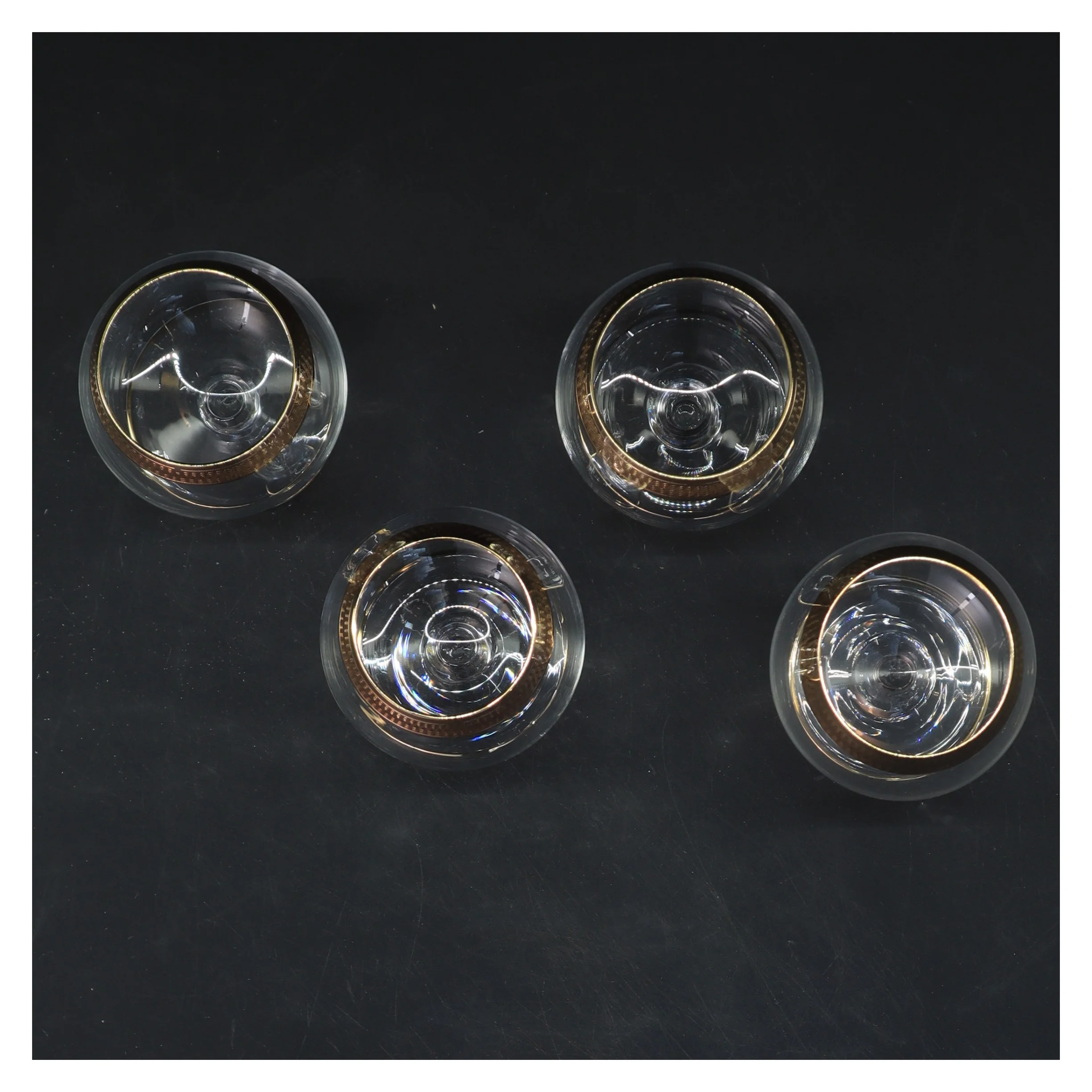 Sæt med 4 cognacglas med guldkant (str. 4 styk. ø. 4,5 cm. længde. 8,5 cm)