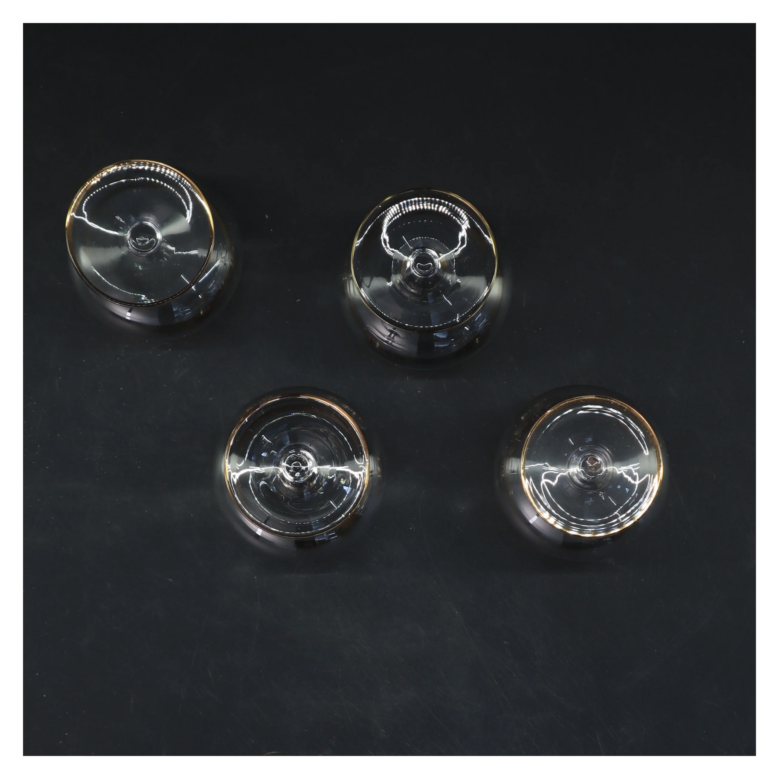 Sæt med 4 cognacglas med guldkant (str. 4 styk. ø. 4,5 cm. længde. 8,5 cm)