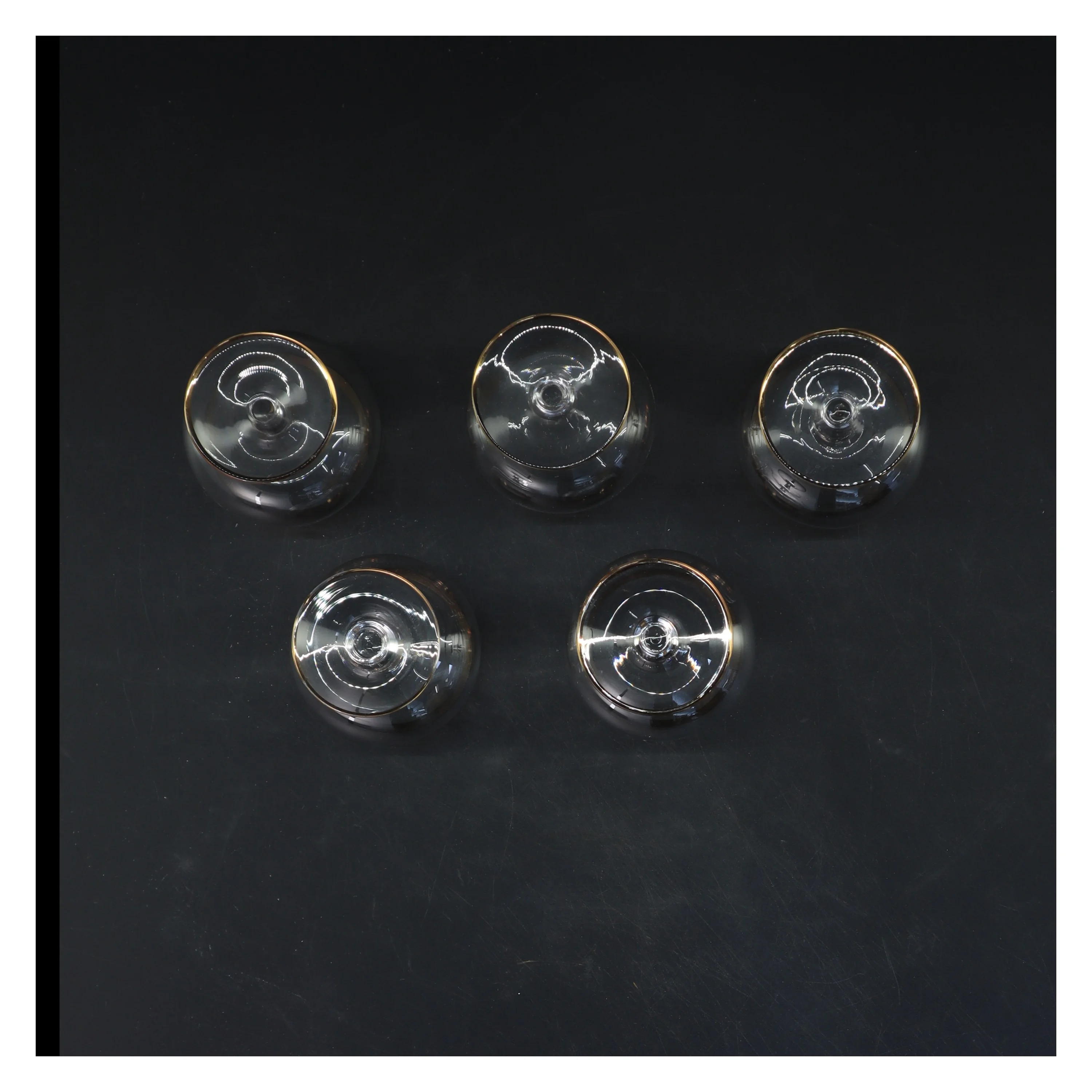 Små glas med guldkant (str. 5 styk. ø. 4,5 cm. længde. 8,5 cm)