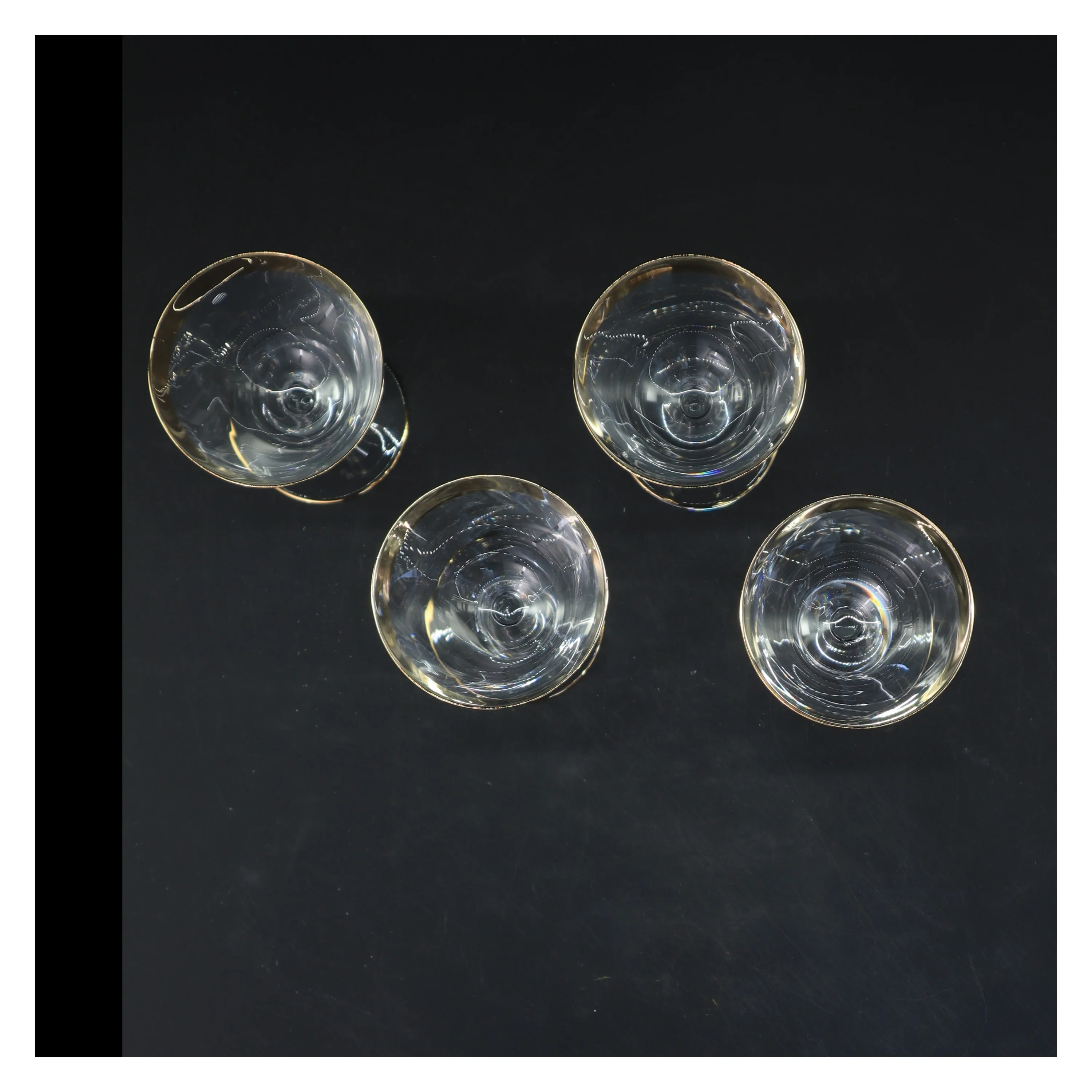 Sæt af glas med guldkanter (str. 4 styk. ø. 7 cm længde. 11,5 cm)